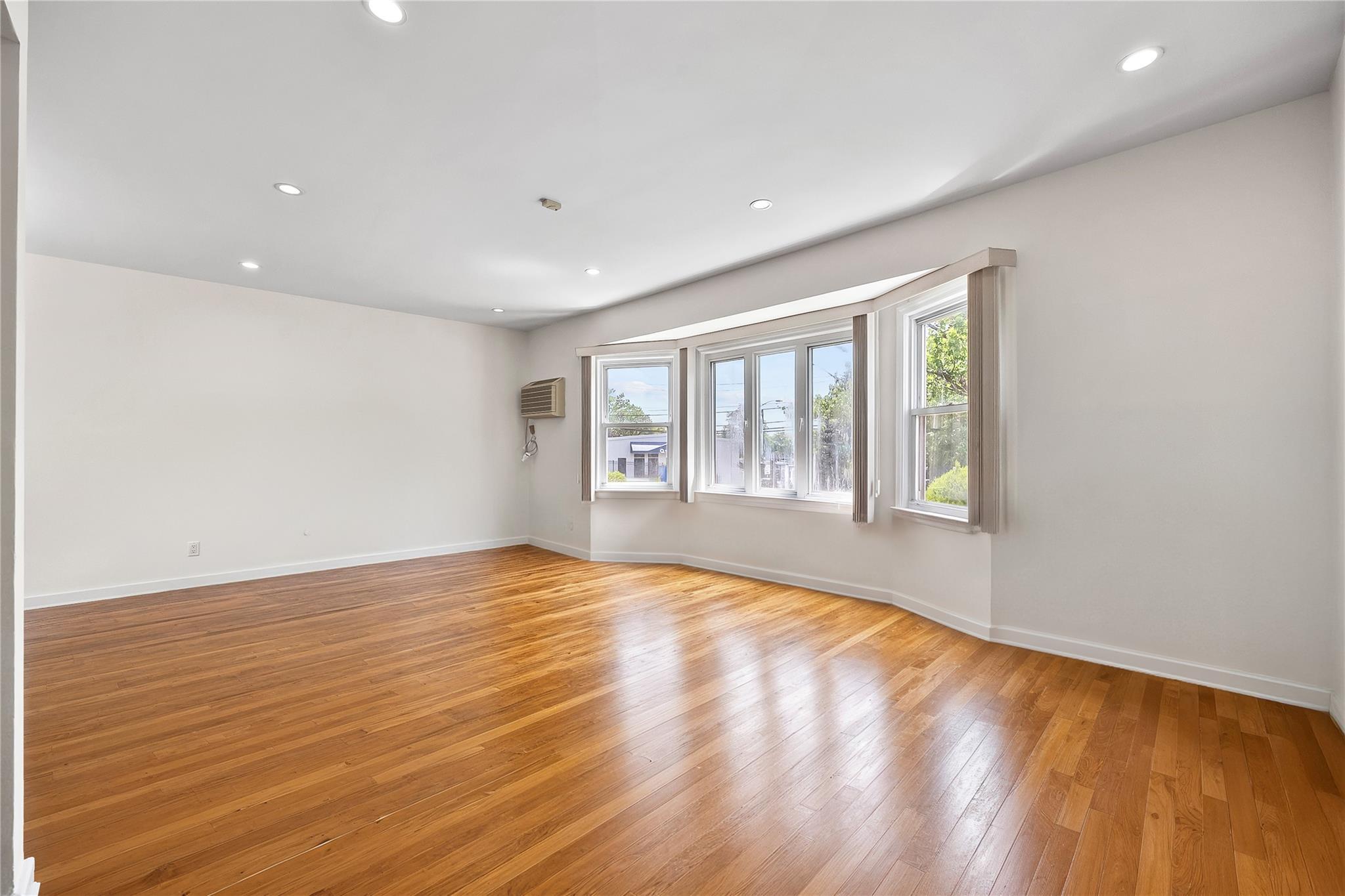 Single Family Cloverdale  Queens, NY 11364, MLS-881060-4