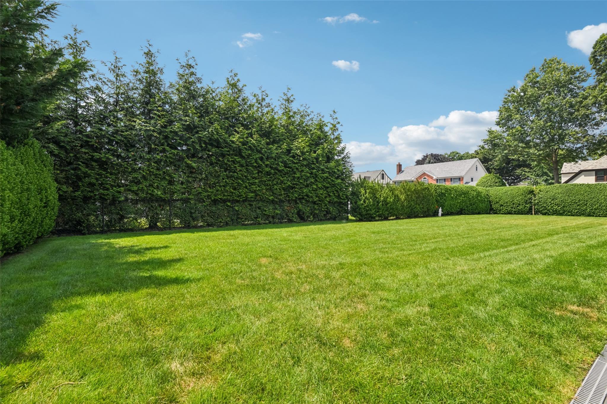 Single Family Newmarket  Nassau County, NY 11530, MLS-881330-35