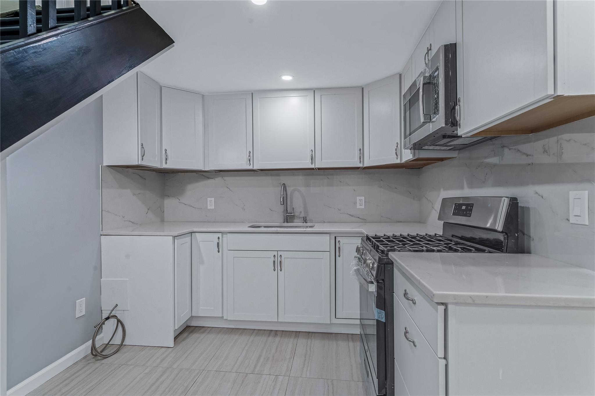 Single Family Essex  Brooklyn, NY 11208, MLS-881435-28