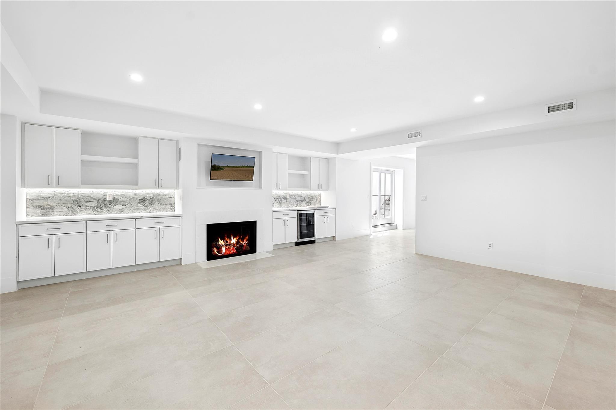 Single Family Hampton  Suffolk County, NY 11963, MLS-881577-21