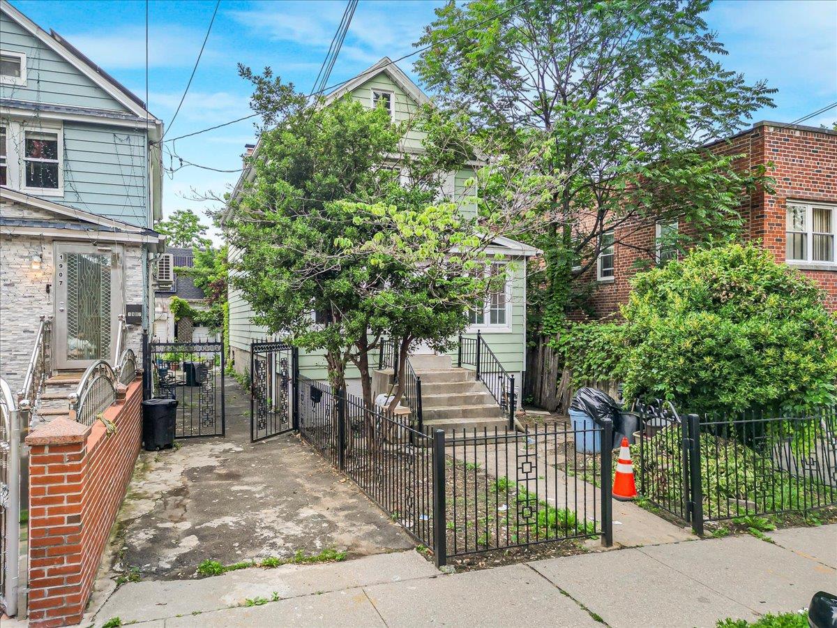 Single Family Lacombe  Bronx, NY 10473, MLS-881733-20