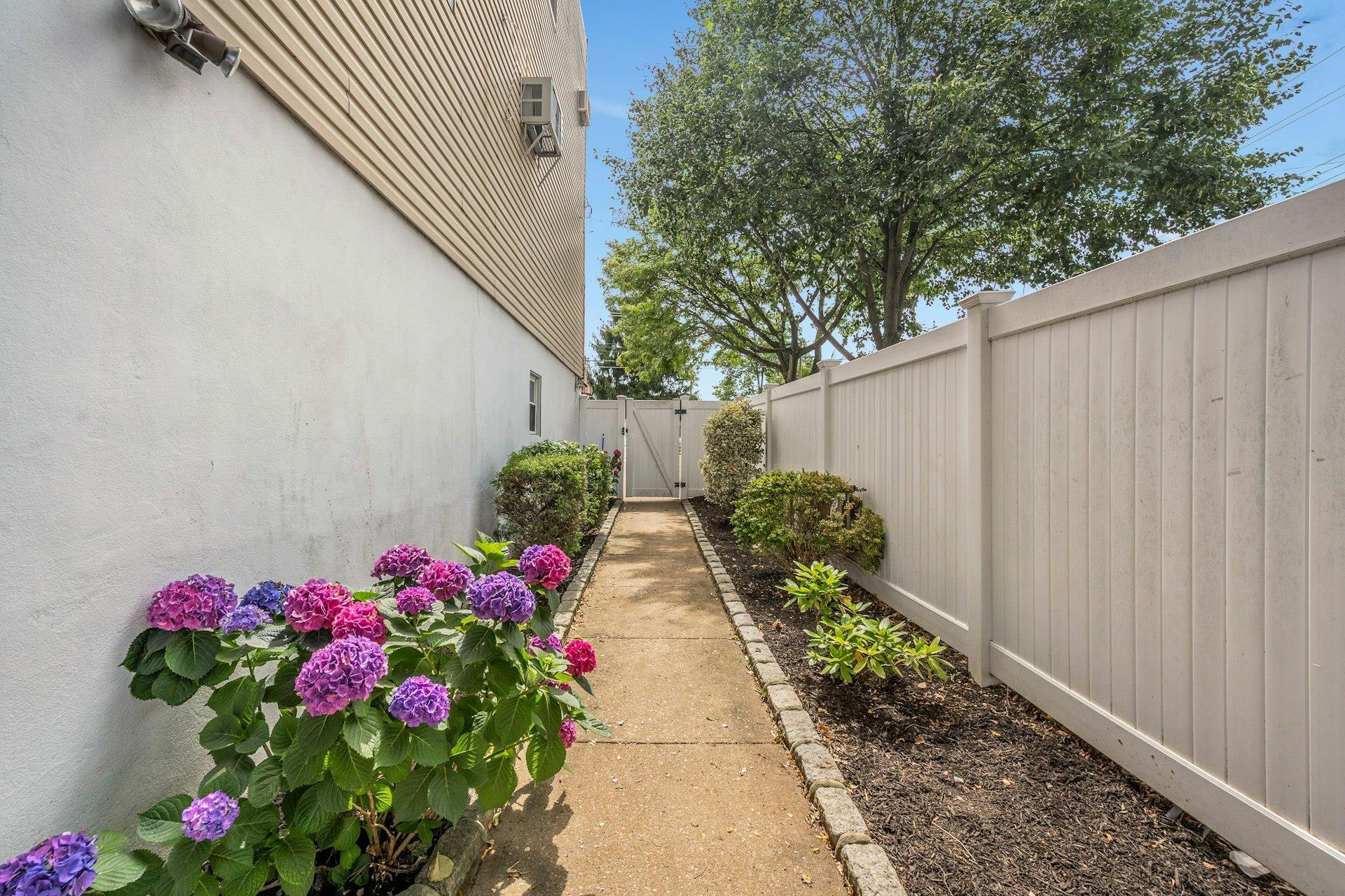 Single Family Vincent  Bronx, NY 10465, MLS-882111-22