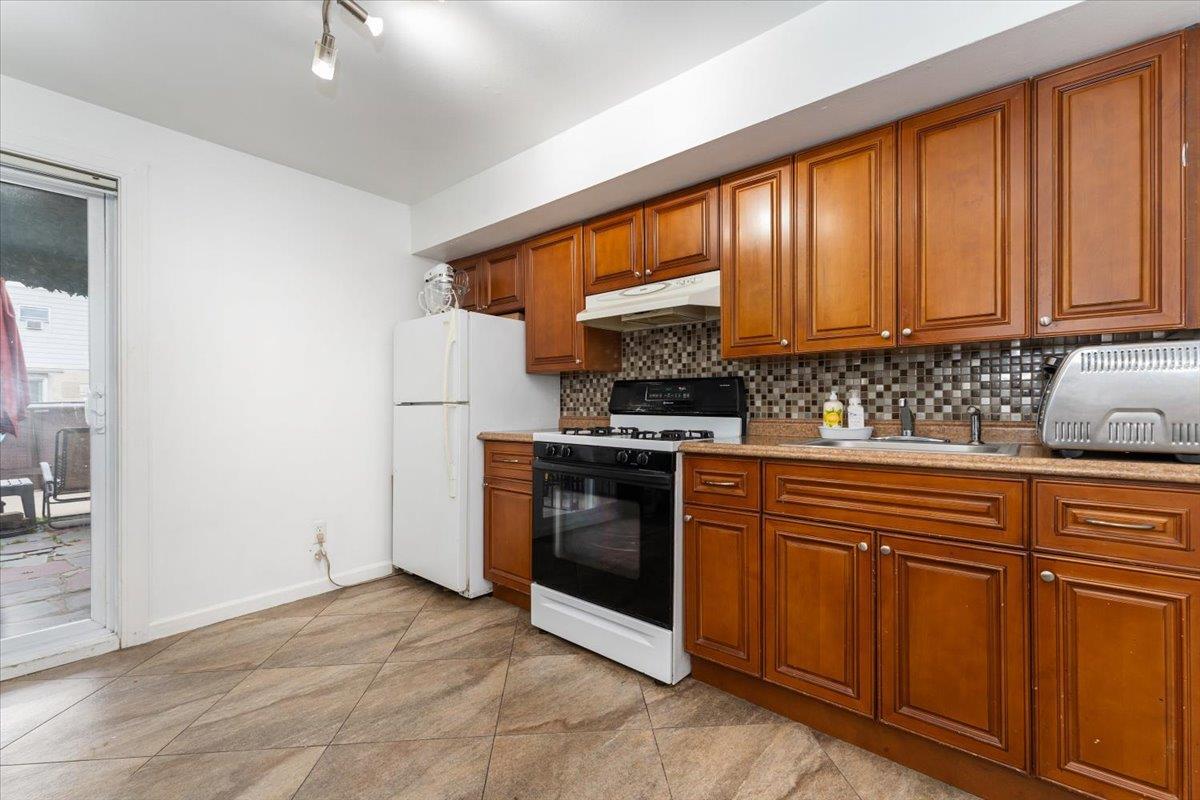Single Family Stadium  Bronx, NY 10465, MLS-882202-16