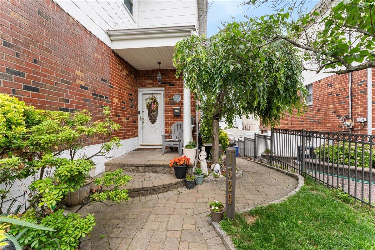 Single Family Stadium  Bronx, NY 10465, MLS-882202-2