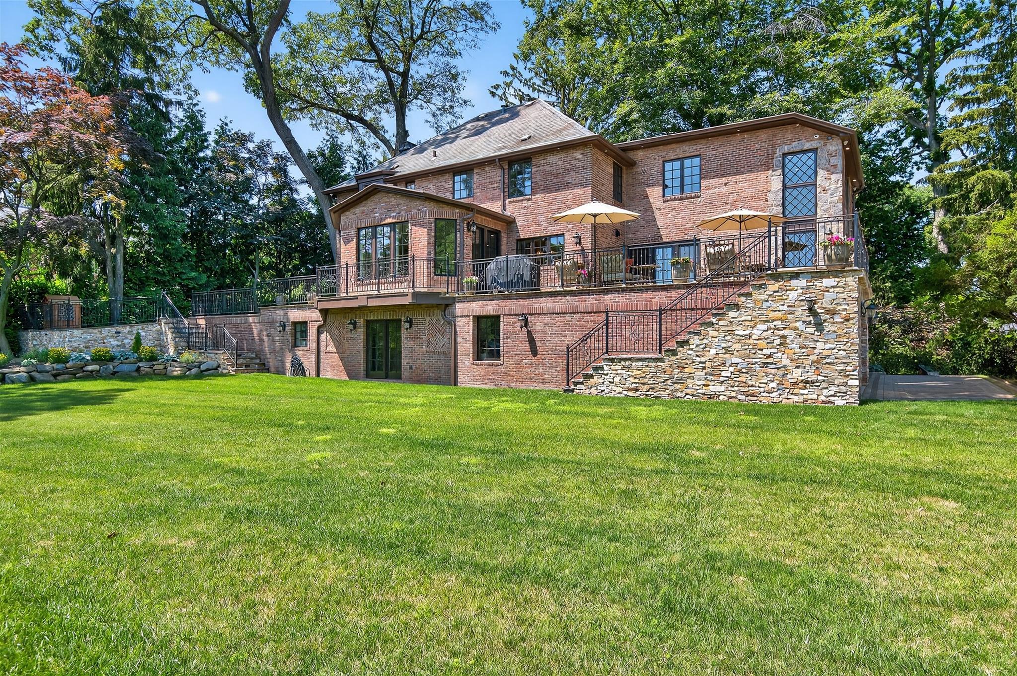 Single Family Soundview  Nassau County, NY 11030, MLS-882327-40