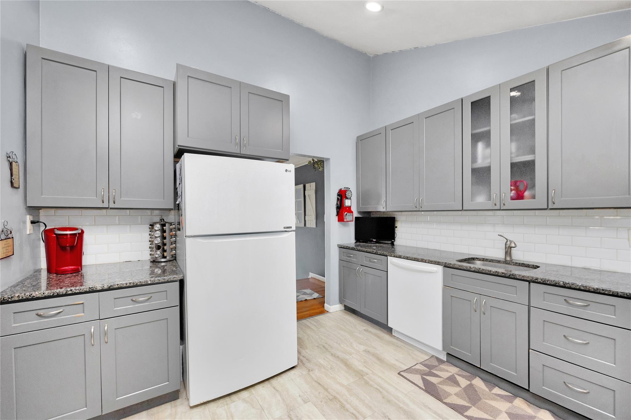 Single Family Shenandoah  Suffolk County, NY 11776, MLS-882406-11