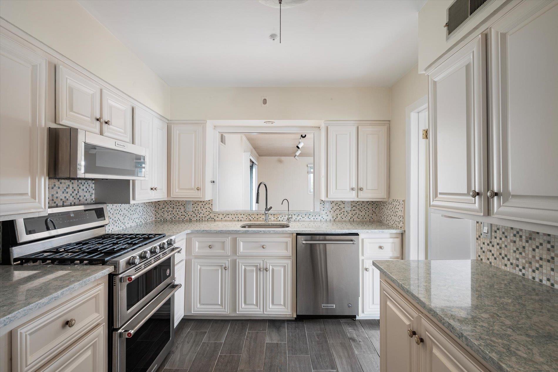 Single Family New Hyde Park  Nassau County, NY 11040, MLS-882476-18