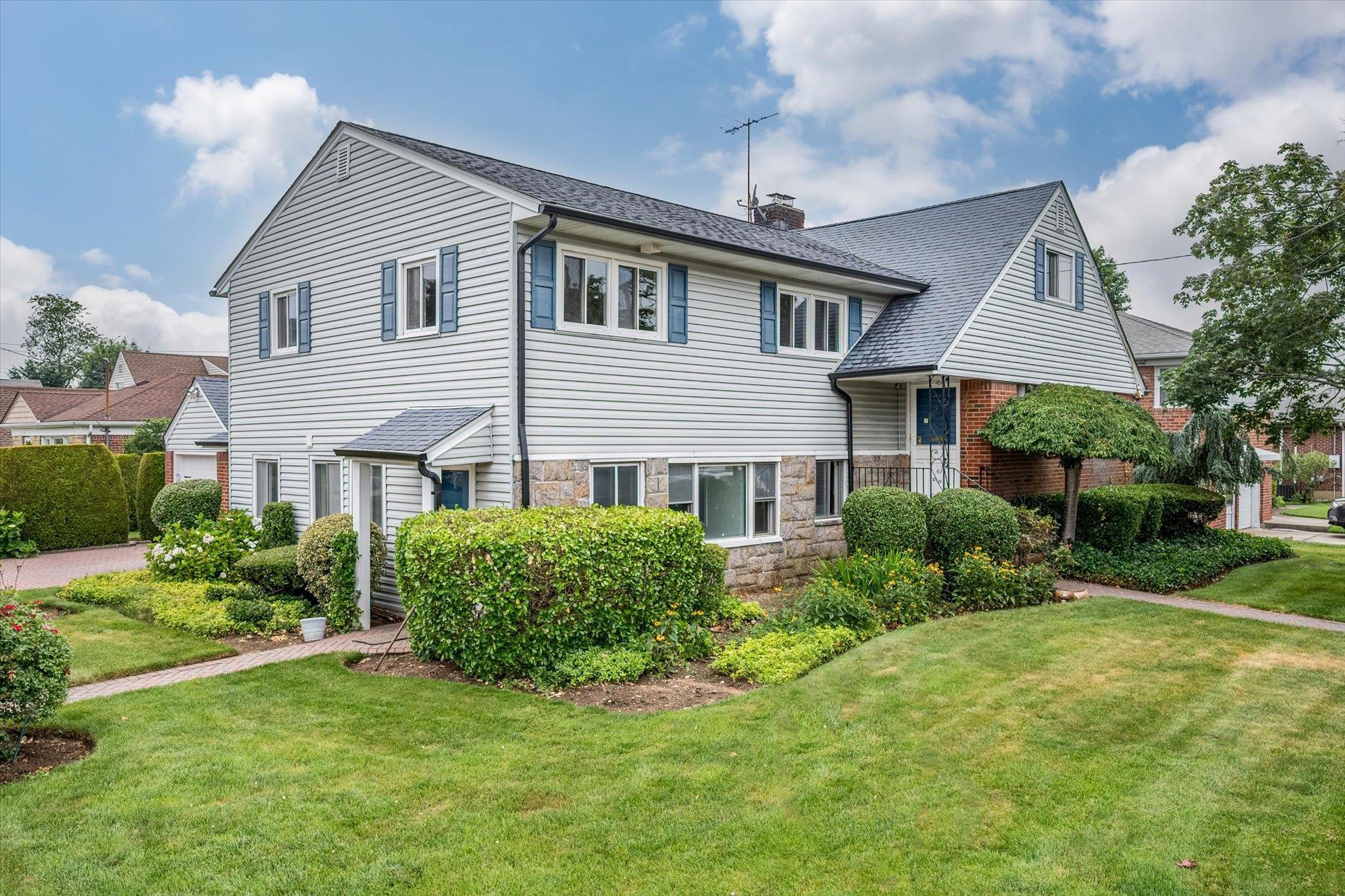 Single Family New Hyde Park  Nassau County, NY 11040, MLS-882476-2