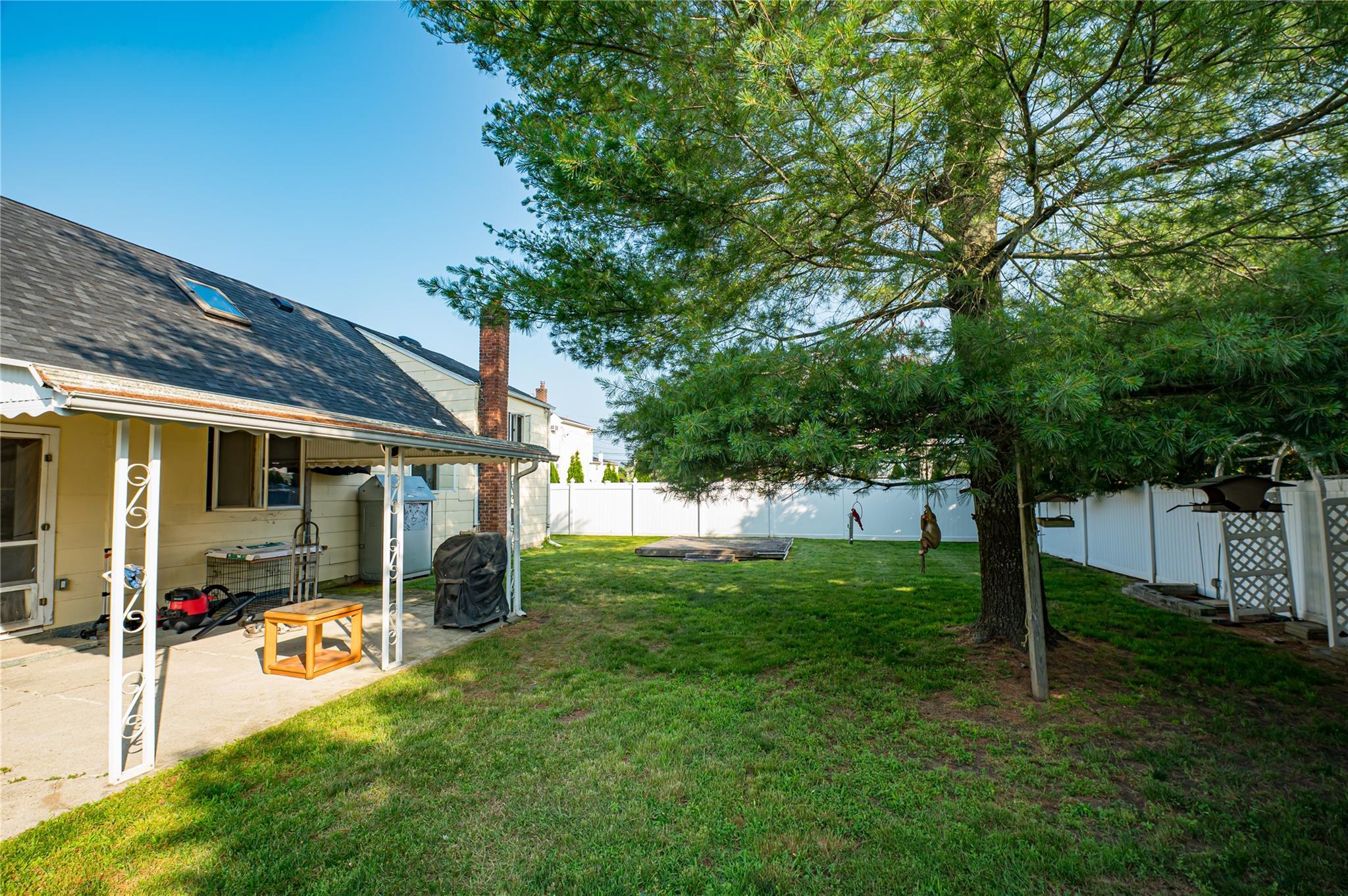 Single Family Niagara  Suffolk County, NY 11757, MLS-882535-15