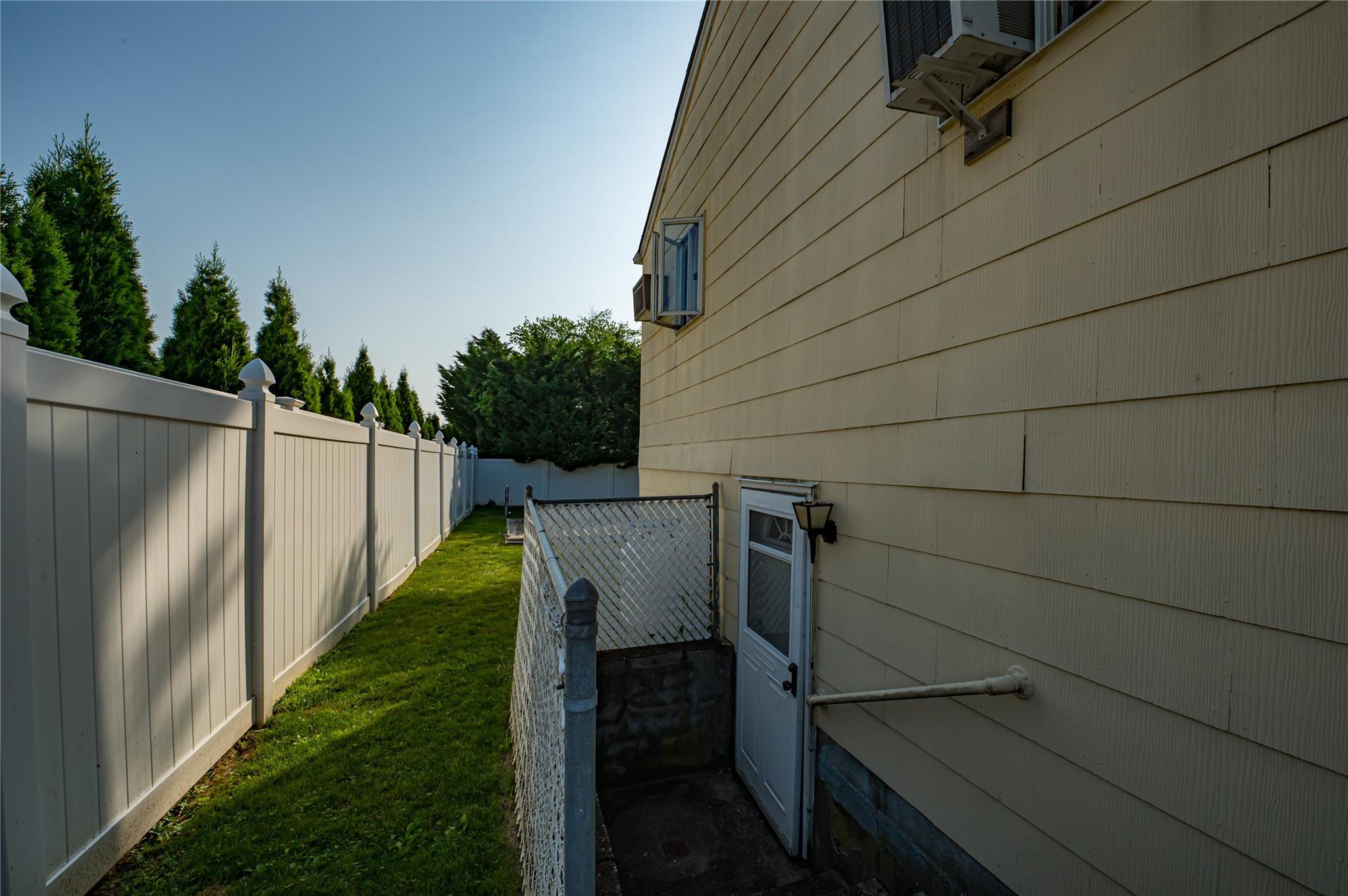 Single Family Niagara  Suffolk County, NY 11757, MLS-882535-16