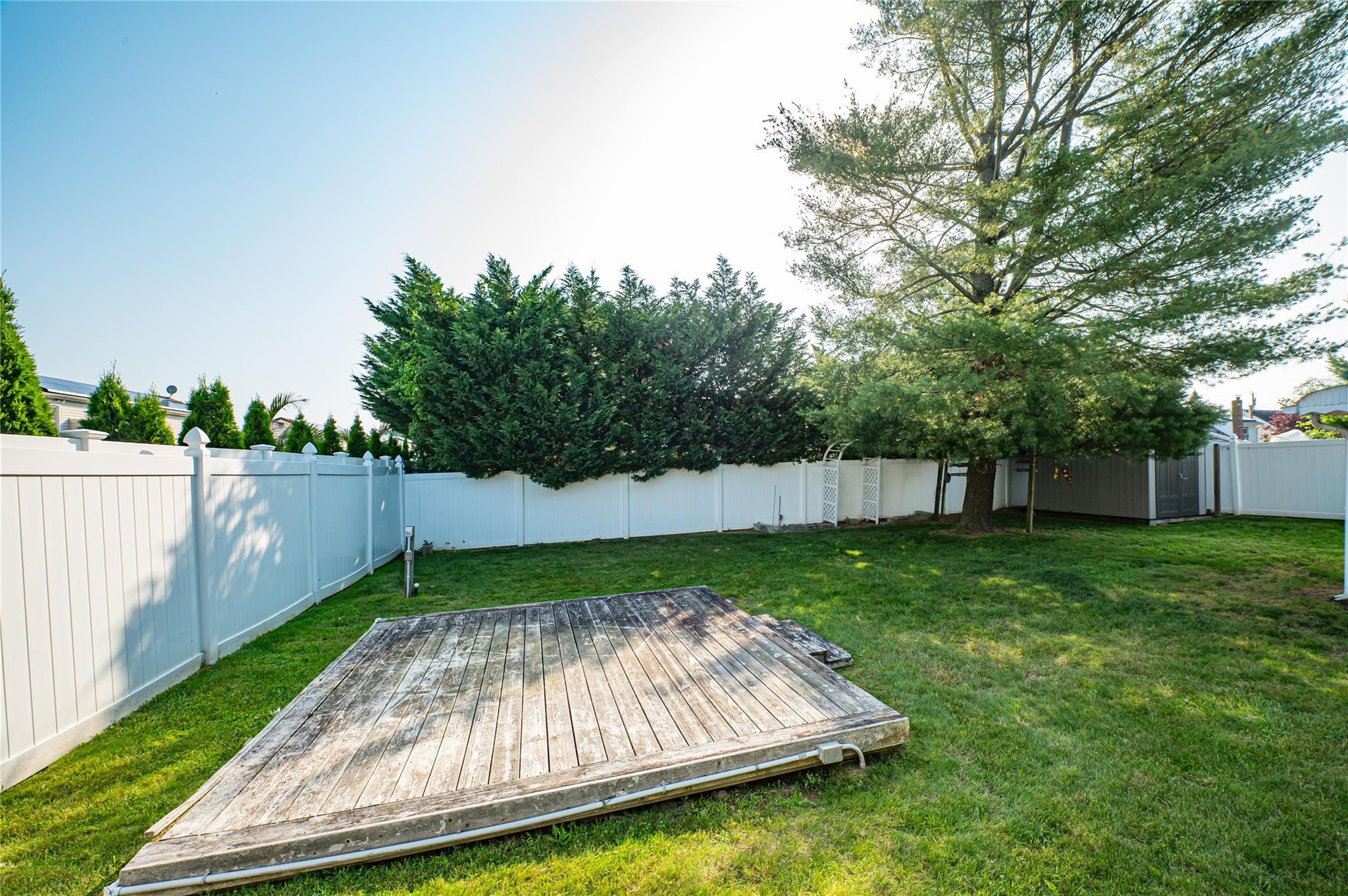 Single Family Niagara  Suffolk County, NY 11757, MLS-882535-17