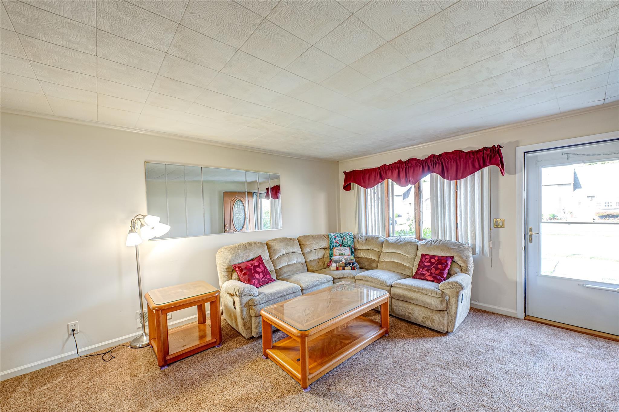 Single Family Niagara  Suffolk County, NY 11757, MLS-882535-3