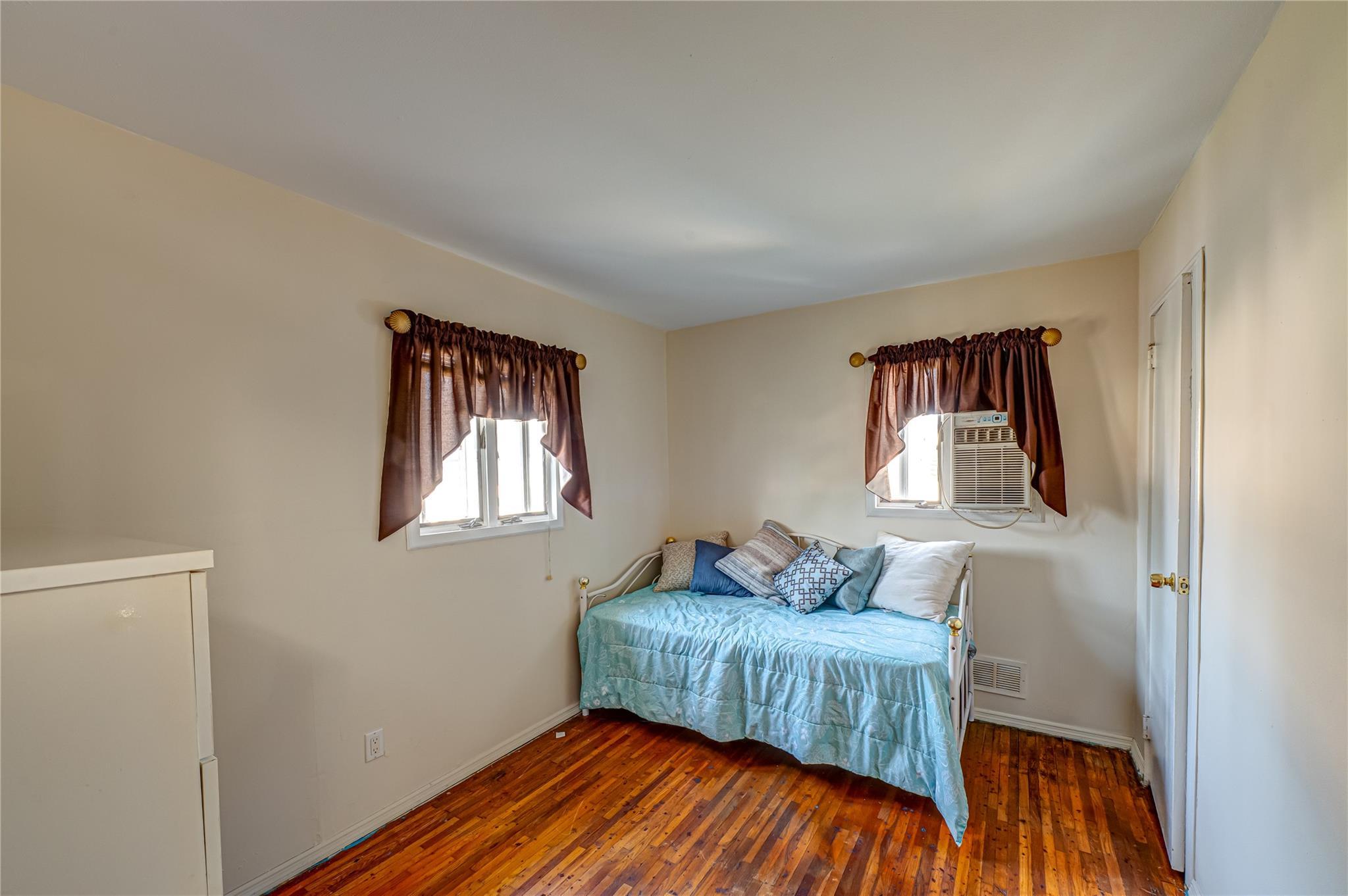 Single Family Niagara  Suffolk County, NY 11757, MLS-882535-9
