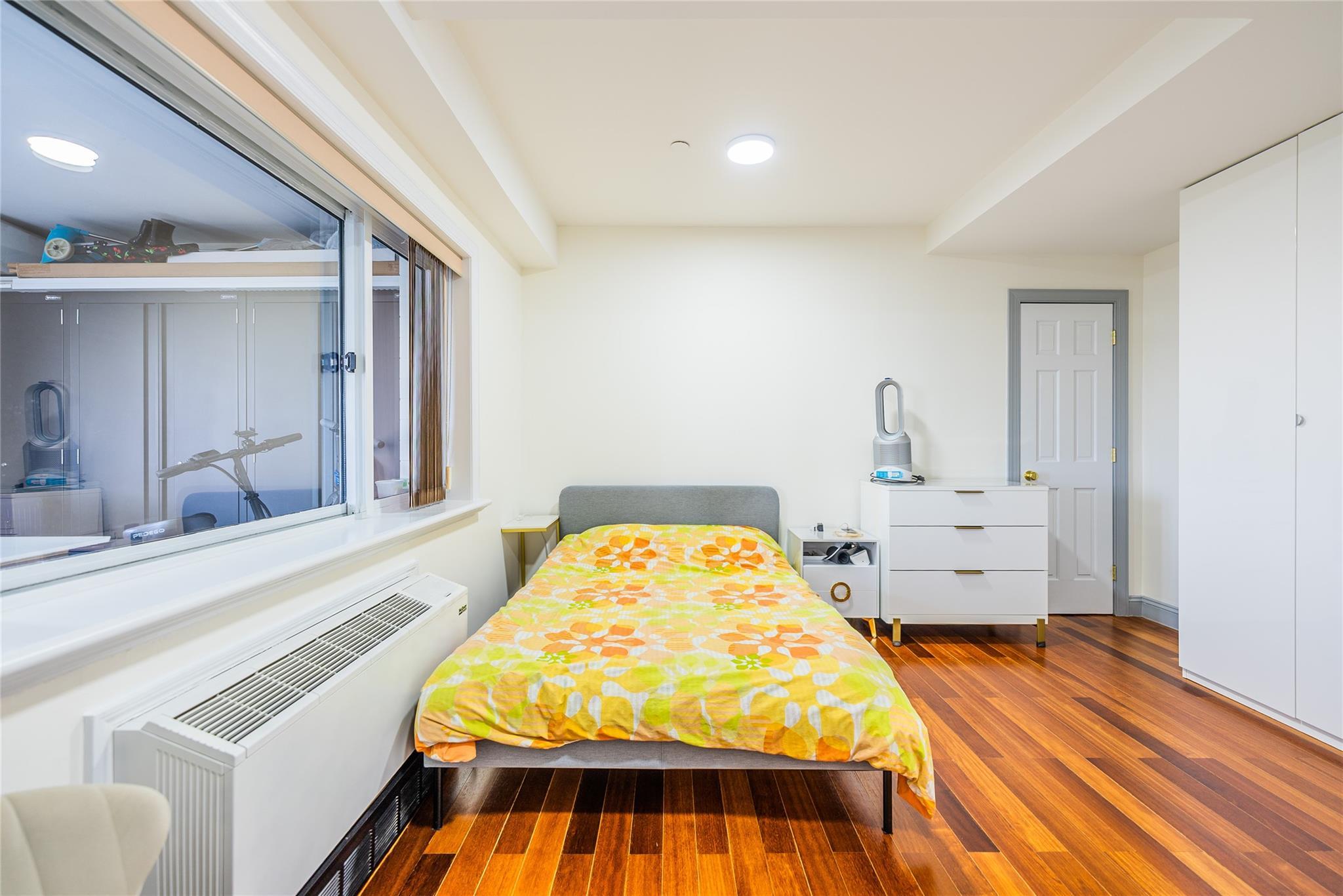 Condo Main  Queens, NY 11355, MLS-883016-25