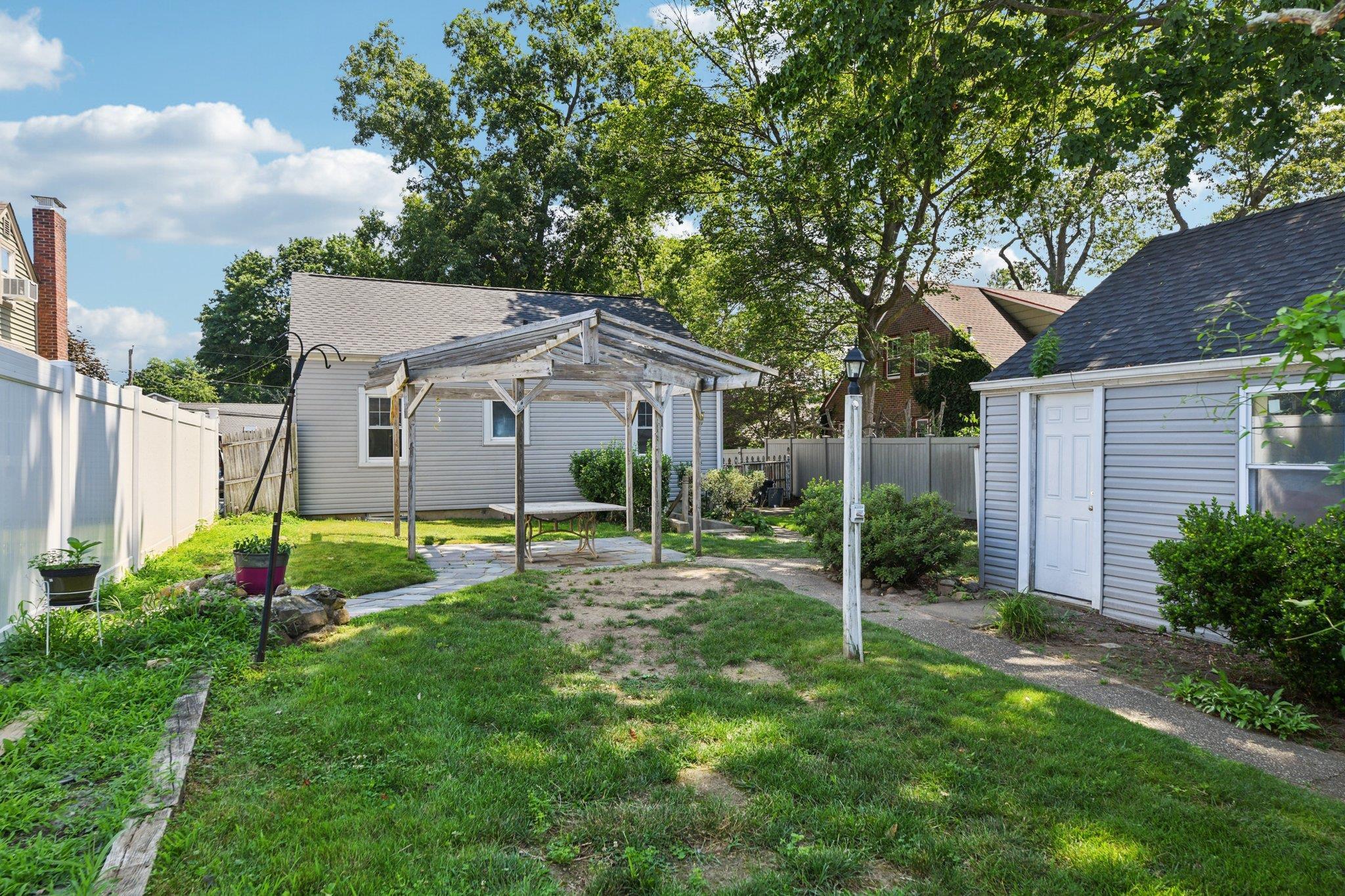 Single Family Lou  Suffolk County, NY 11754, MLS-883261-21