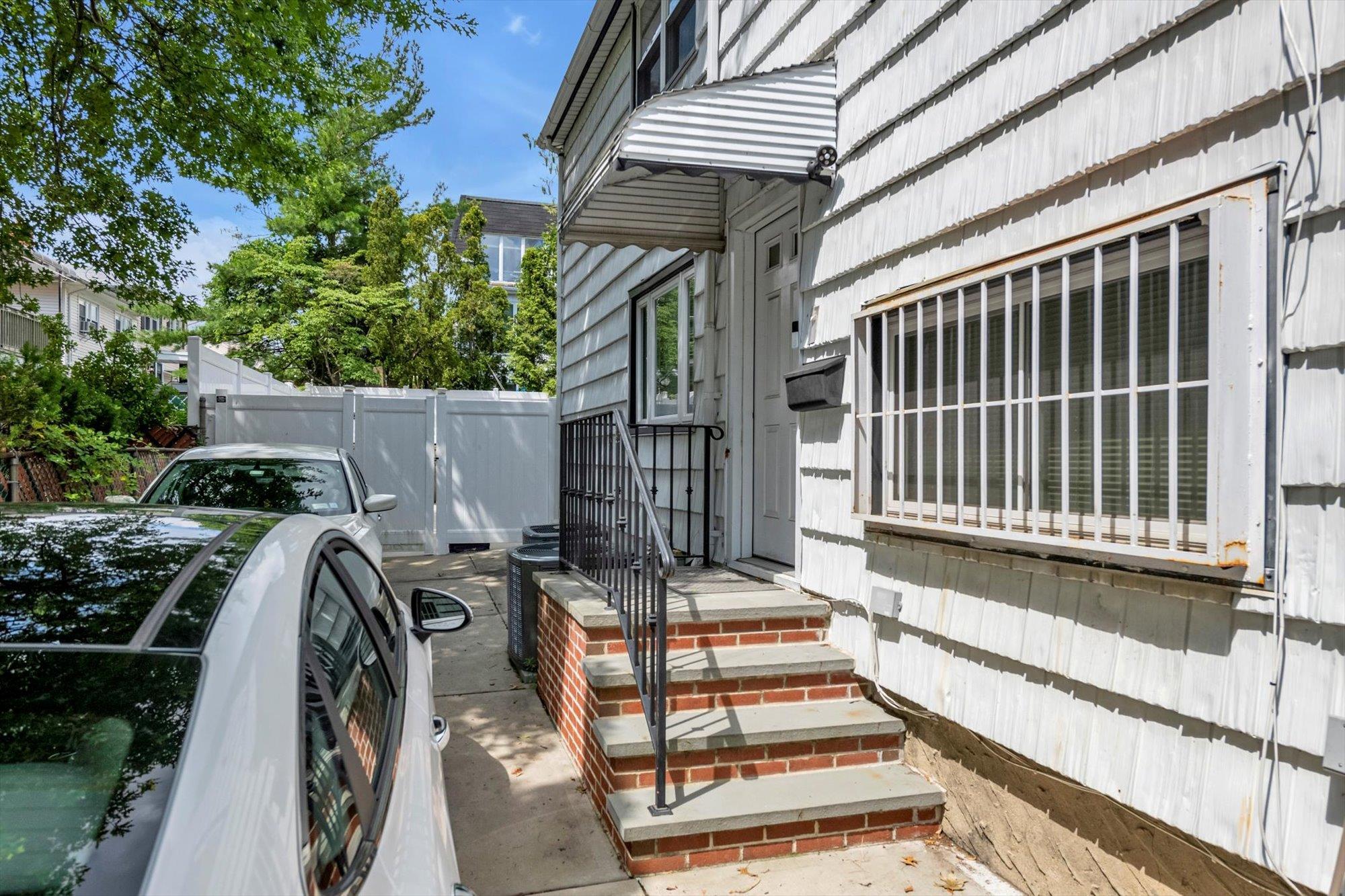Single Family 215th  Queens, NY 11360, MLS-883622-28