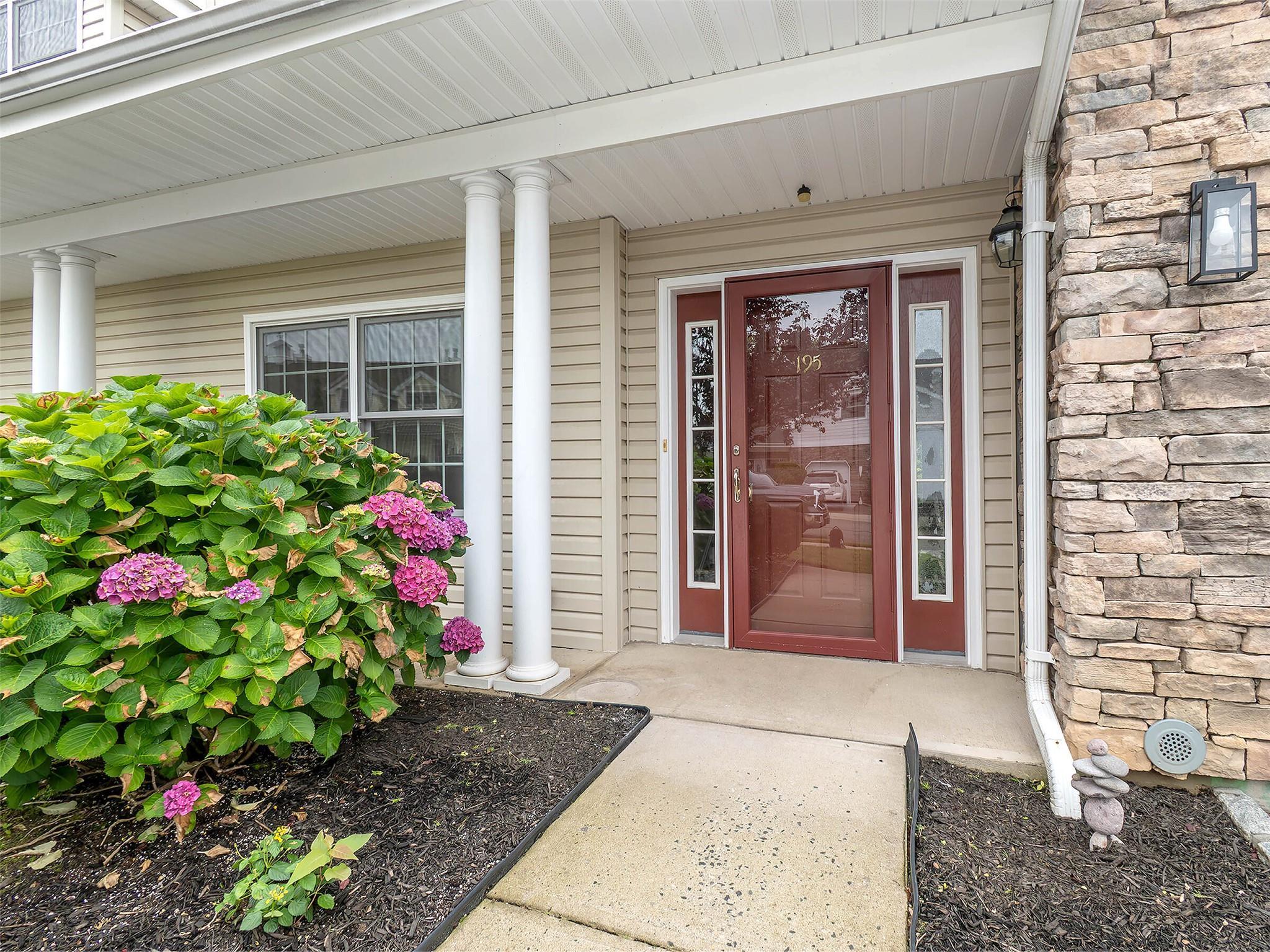 Condo Pond View  Nassau County, NY 11050, MLS-883651-2
