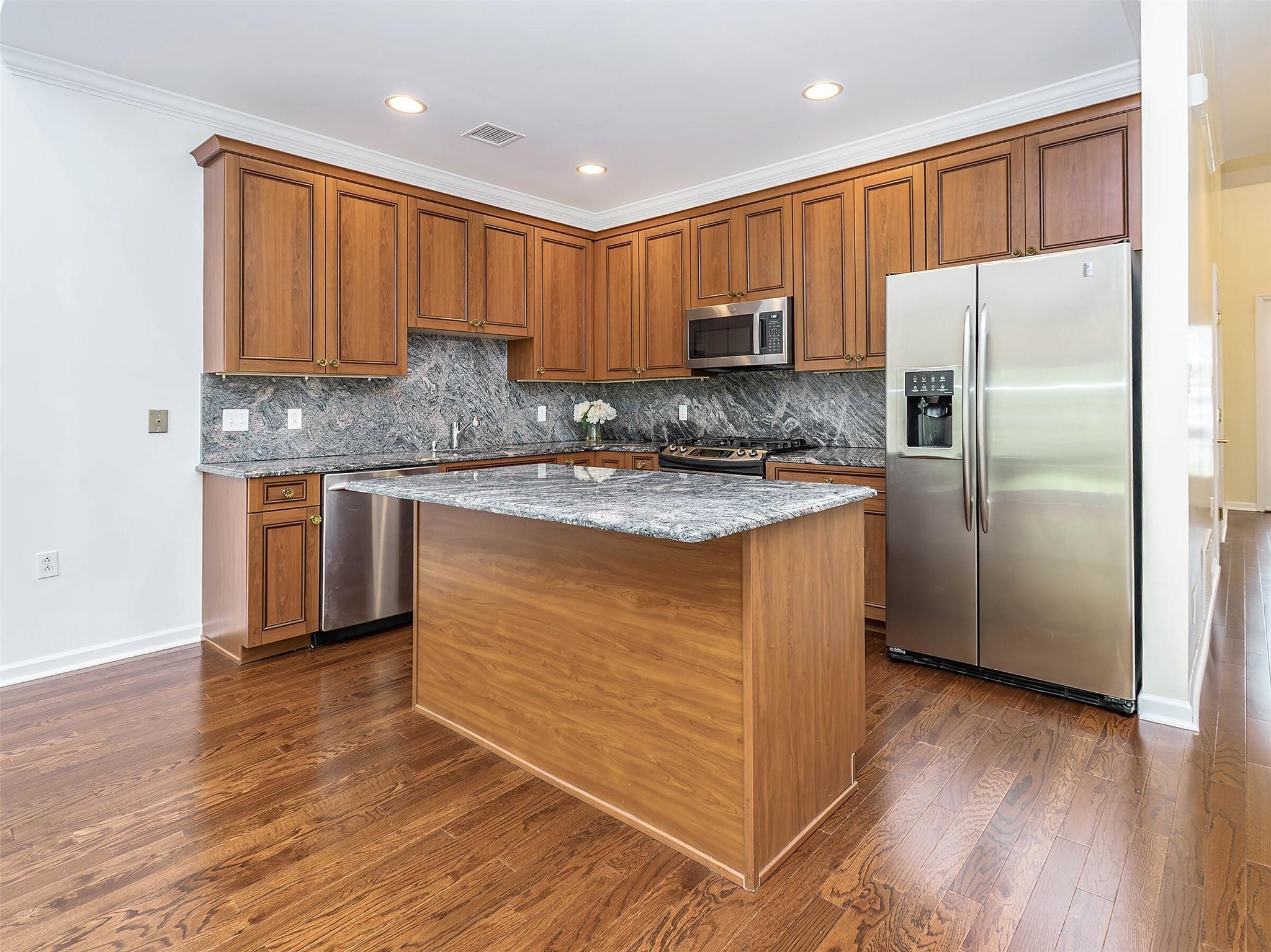 Condo Pond View  Nassau County, NY 11050, MLS-883651-6