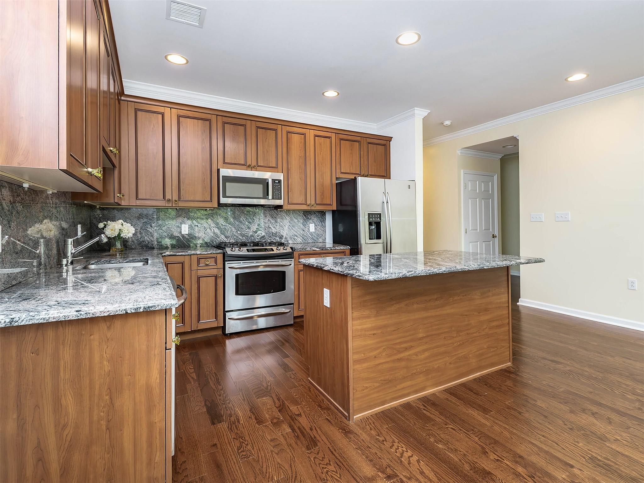 Condo Pond View  Nassau County, NY 11050, MLS-883651-7