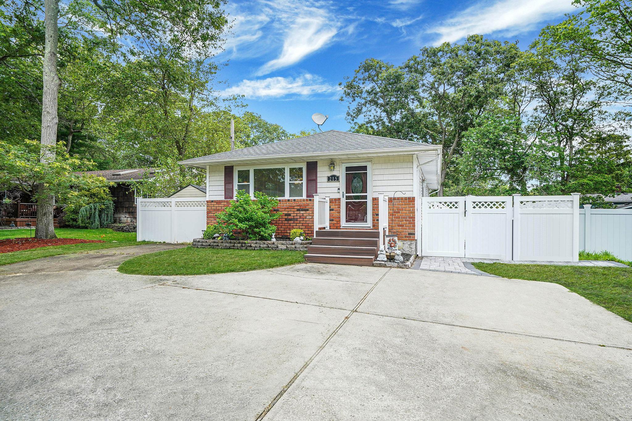 Single Family Holland  Suffolk County, NY 11763, MLS-884075-2