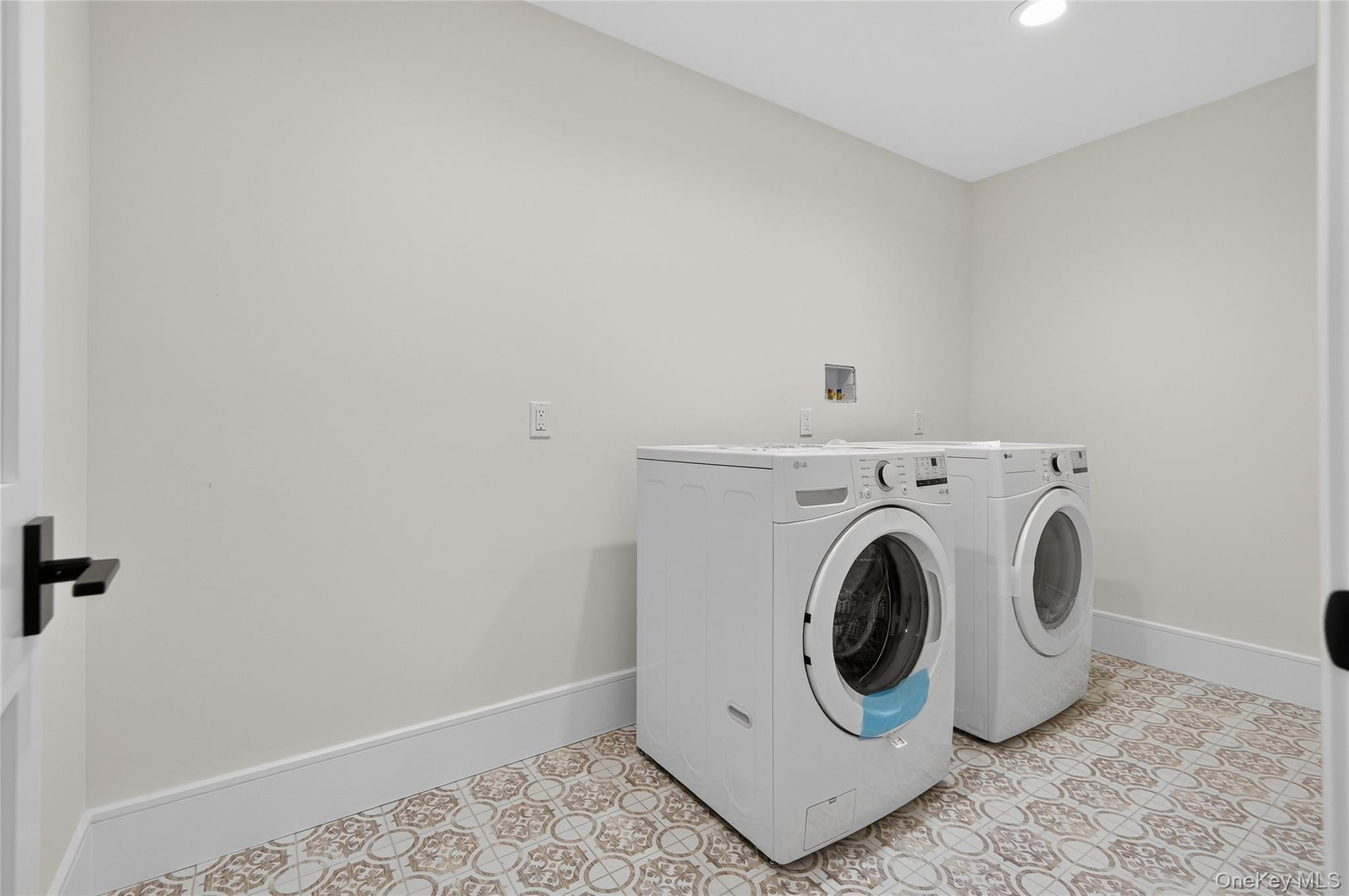 Single Family Caledonia  Suffolk County, NY 11746, MLS-884112-32