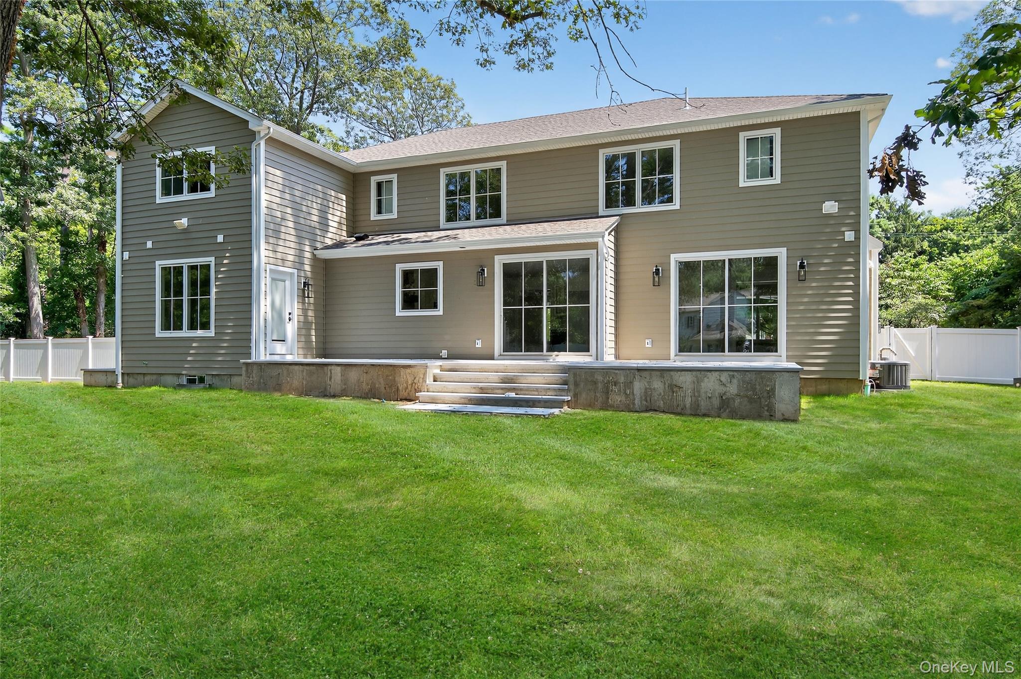 Single Family Caledonia  Suffolk County, NY 11746, MLS-884112-37