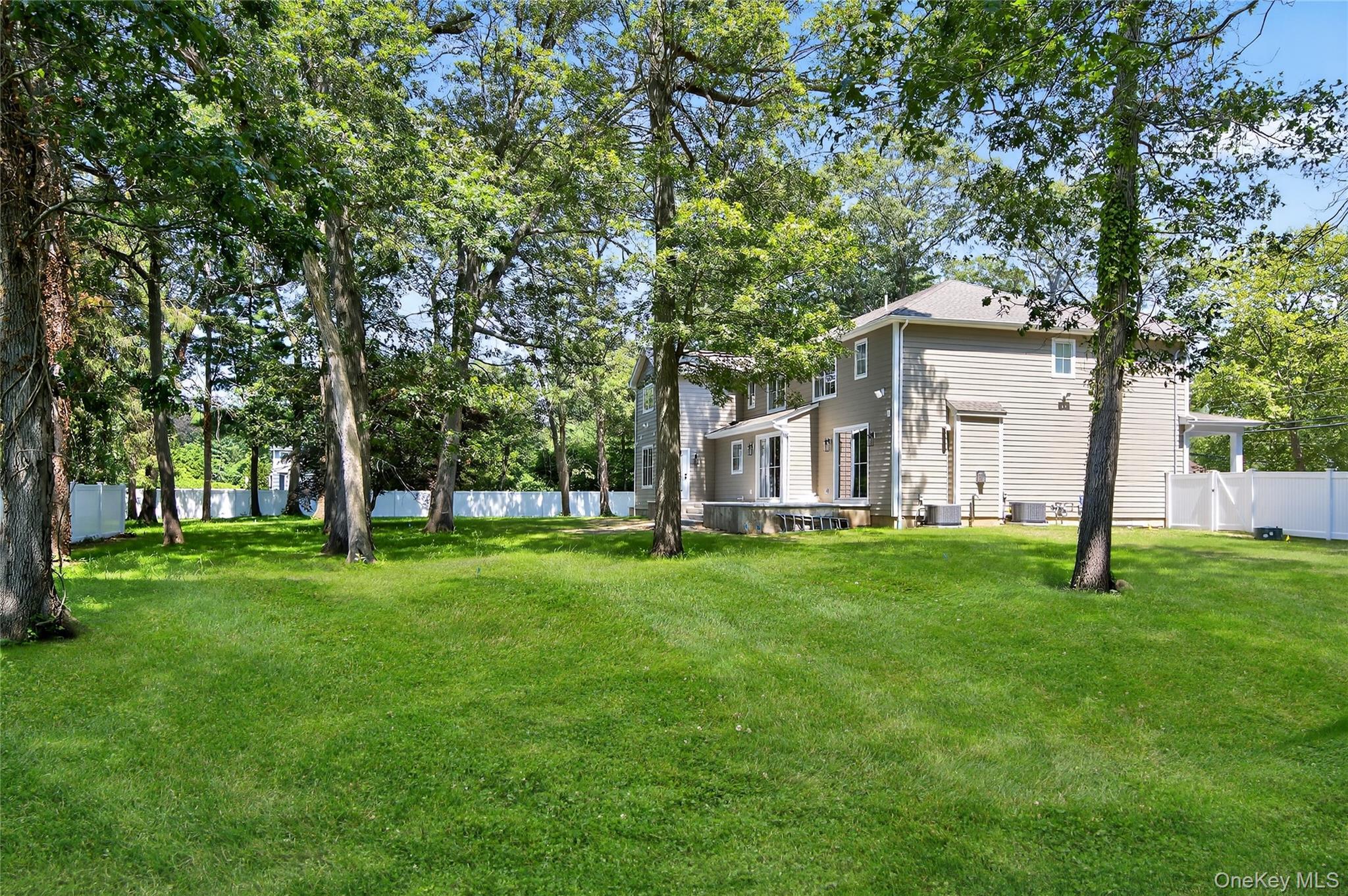 Single Family Caledonia  Suffolk County, NY 11746, MLS-884112-38