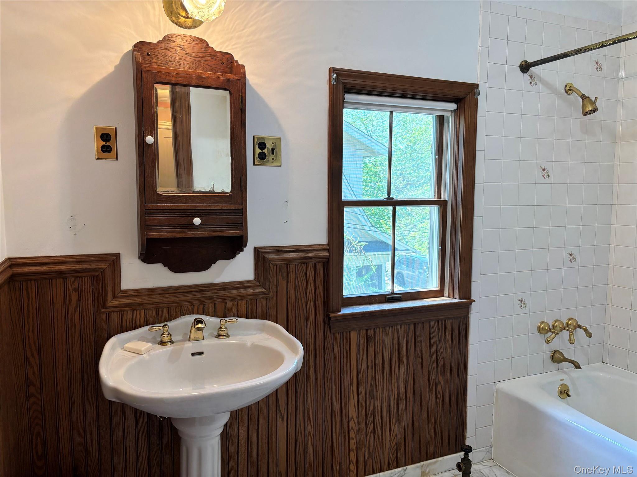 Single Family Walnut  Nassau County, NY 11563, MLS-884324-23