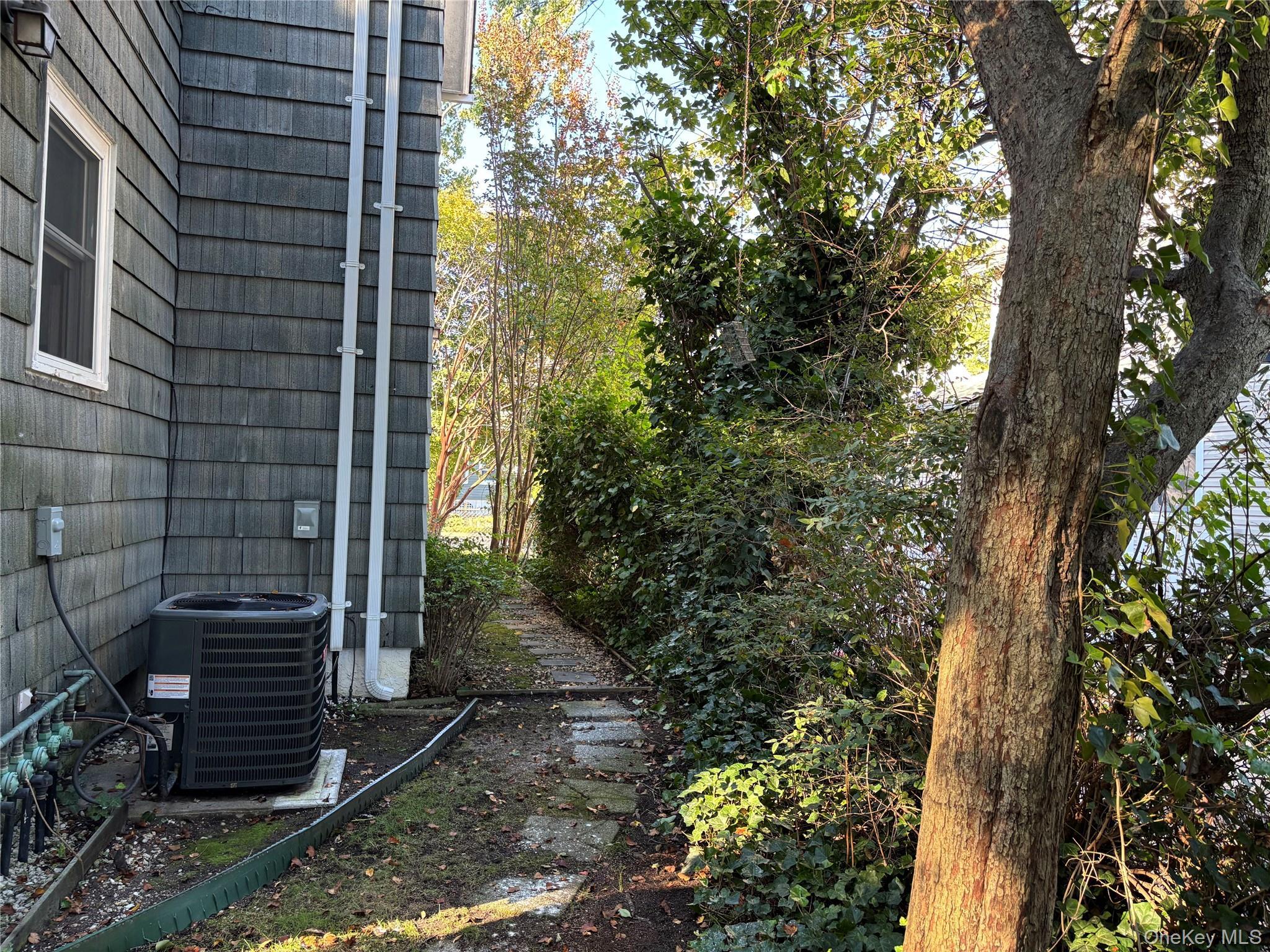 Single Family Walnut  Nassau County, NY 11563, MLS-884324-28