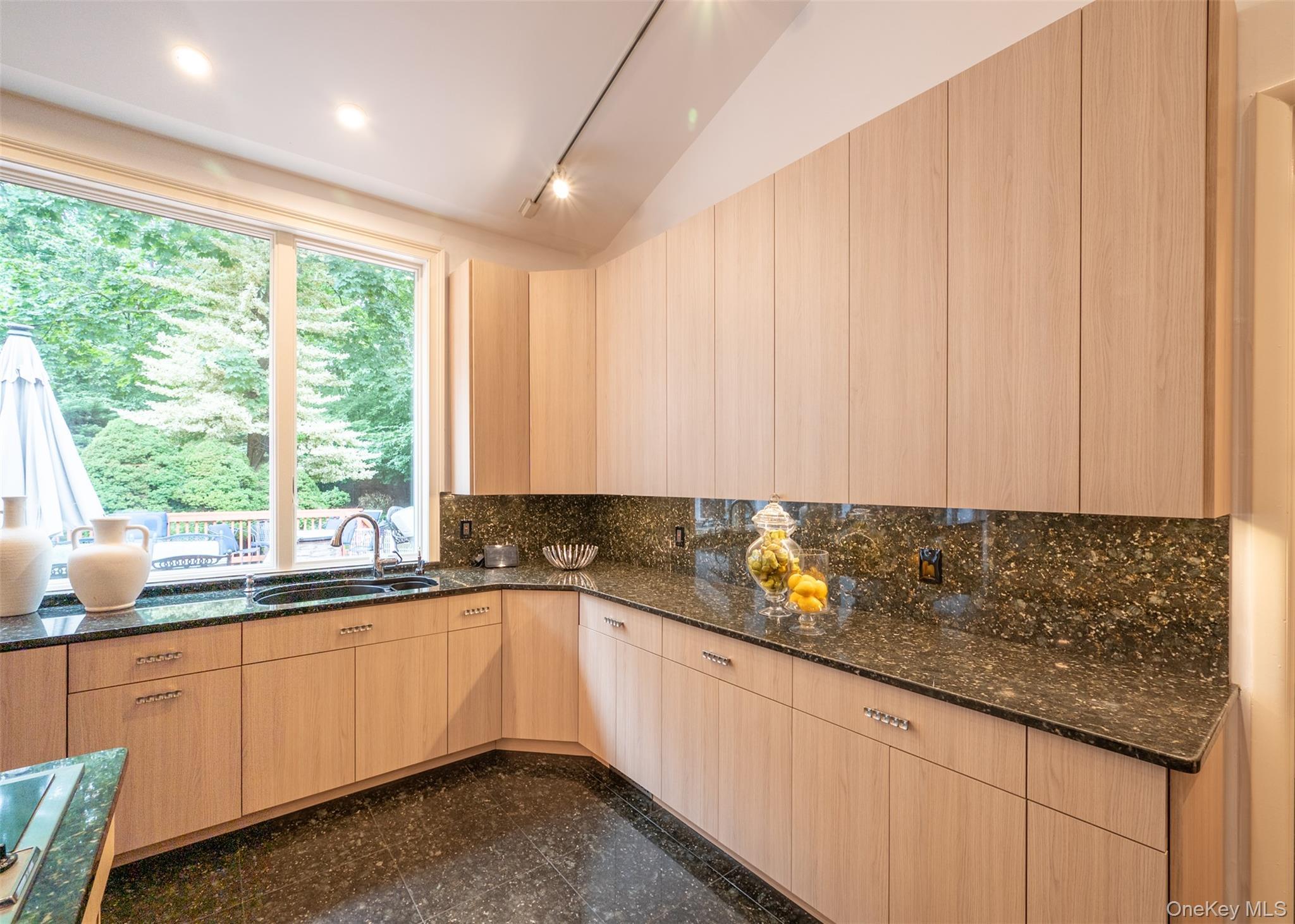 Single Family Swan Suffolk County, NY 11780, MLS-885277-21