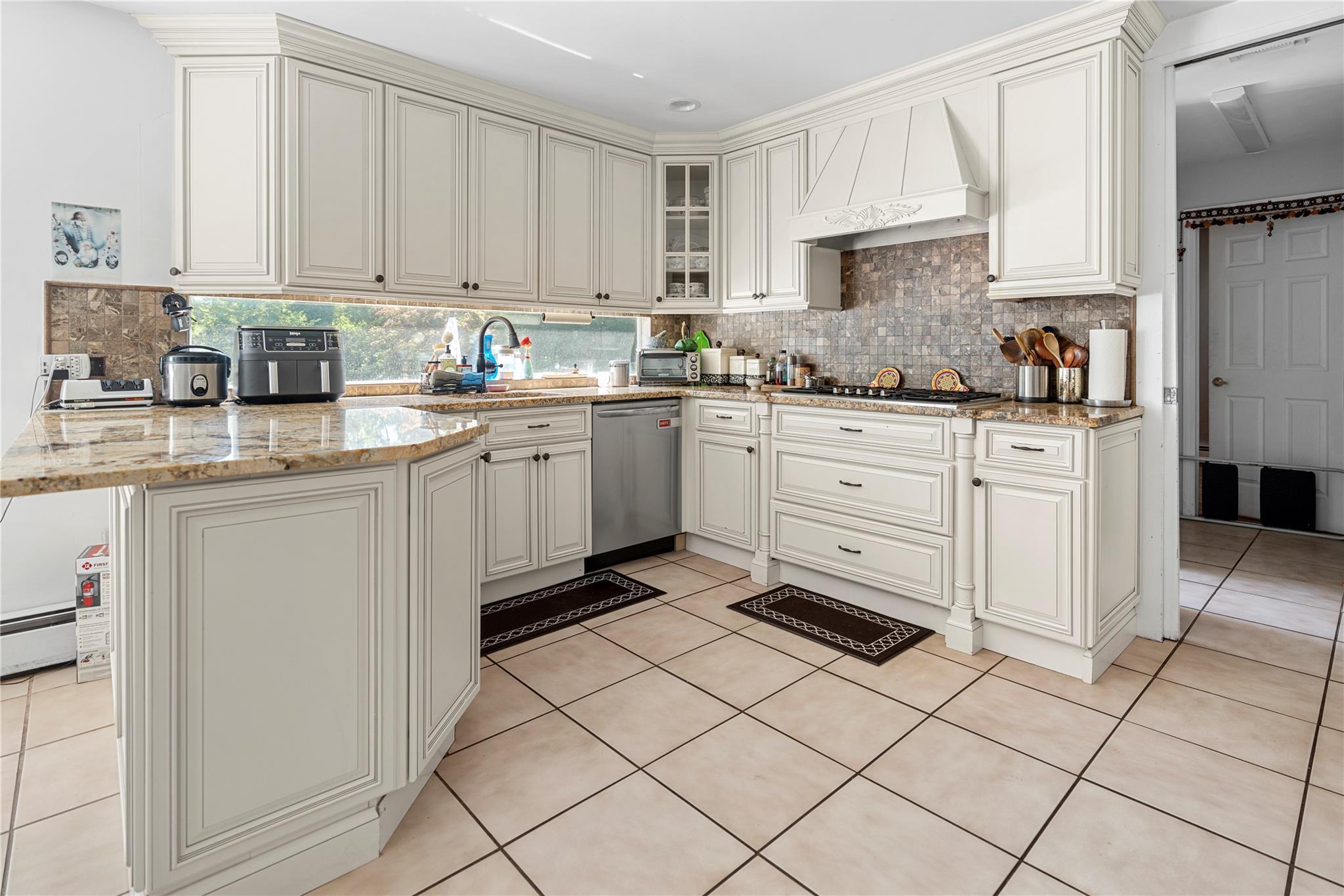 Single Family Faulkner Suffolk County, NY 11746, MLS-885773-10