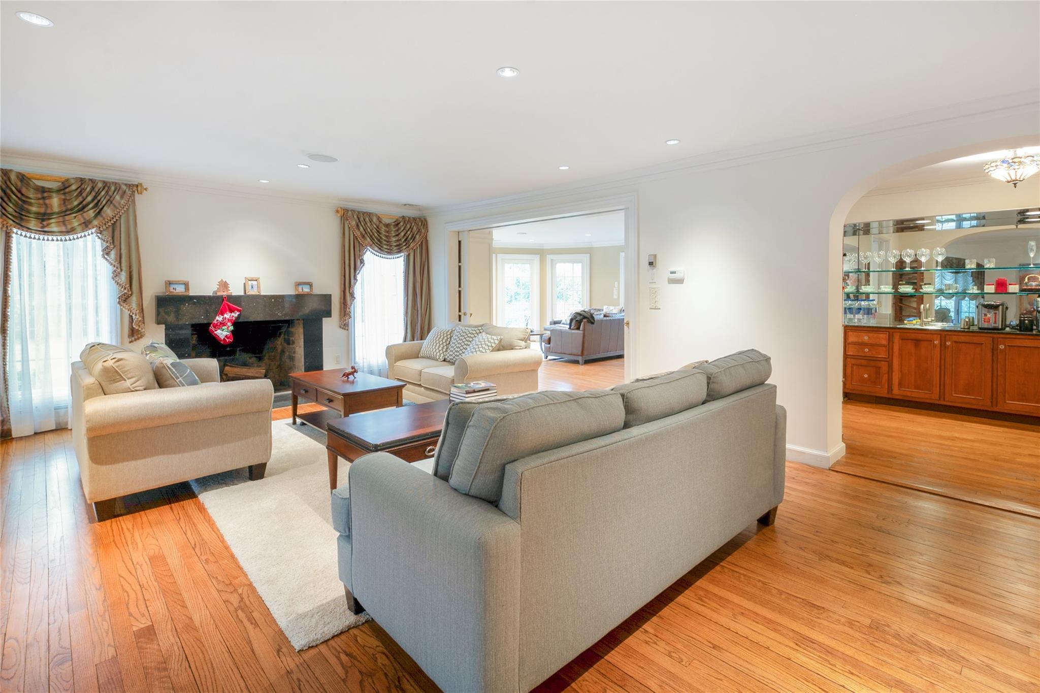 Single Family Sussex Nassau County, NY 11020, MLS-885867-10