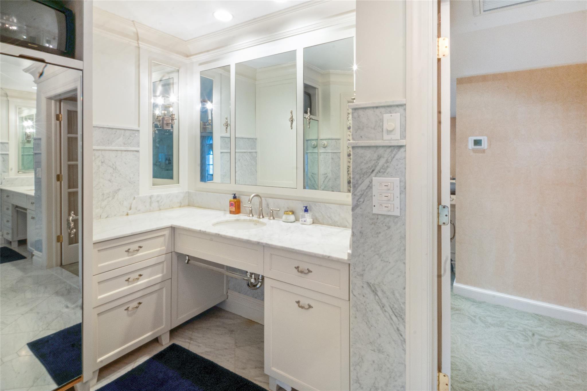 Single Family Sussex Nassau County, NY 11020, MLS-885867-19