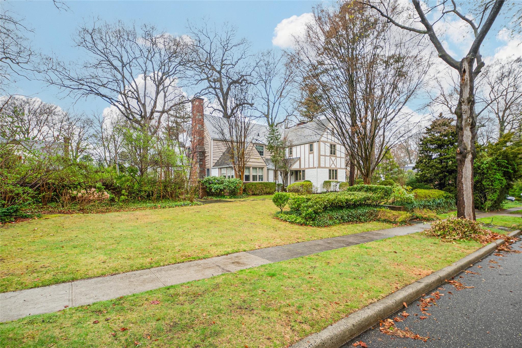 Single Family Sussex  Nassau County, NY 11020, MLS-885867-27