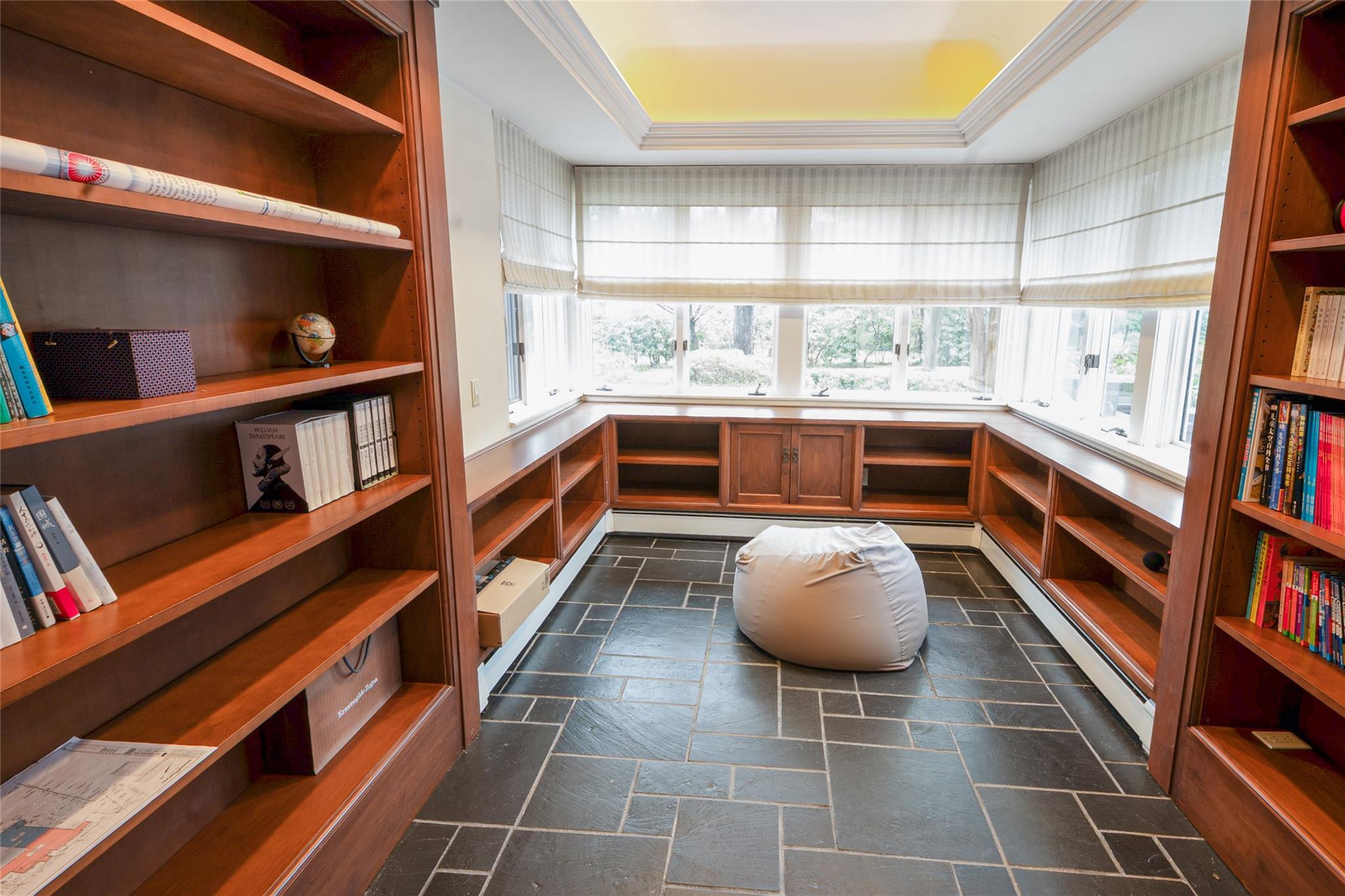 Single Family Sussex Nassau County, NY 11020, MLS-885867-8