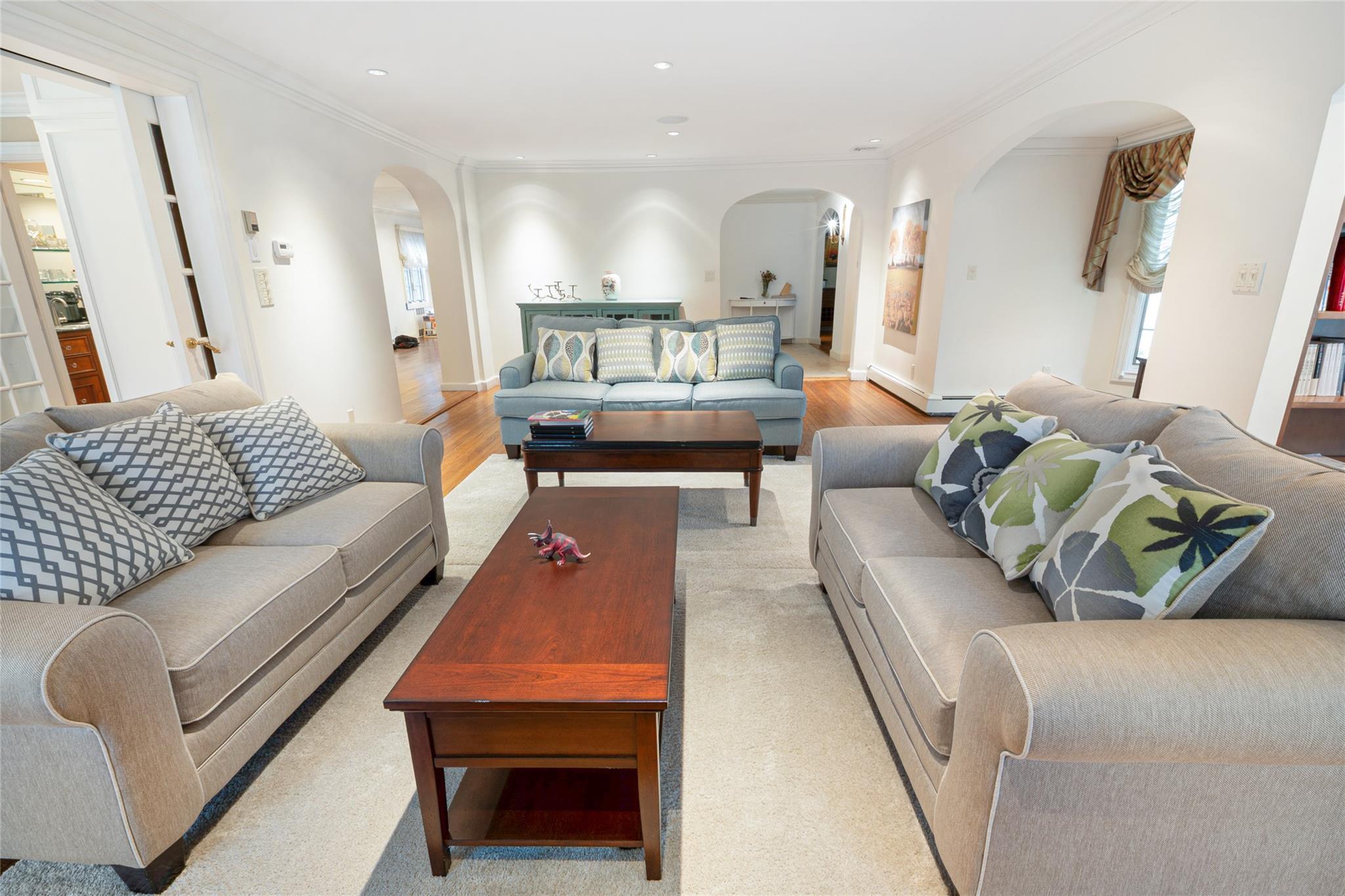 Single Family Sussex Nassau County, NY 11020, MLS-885867-9