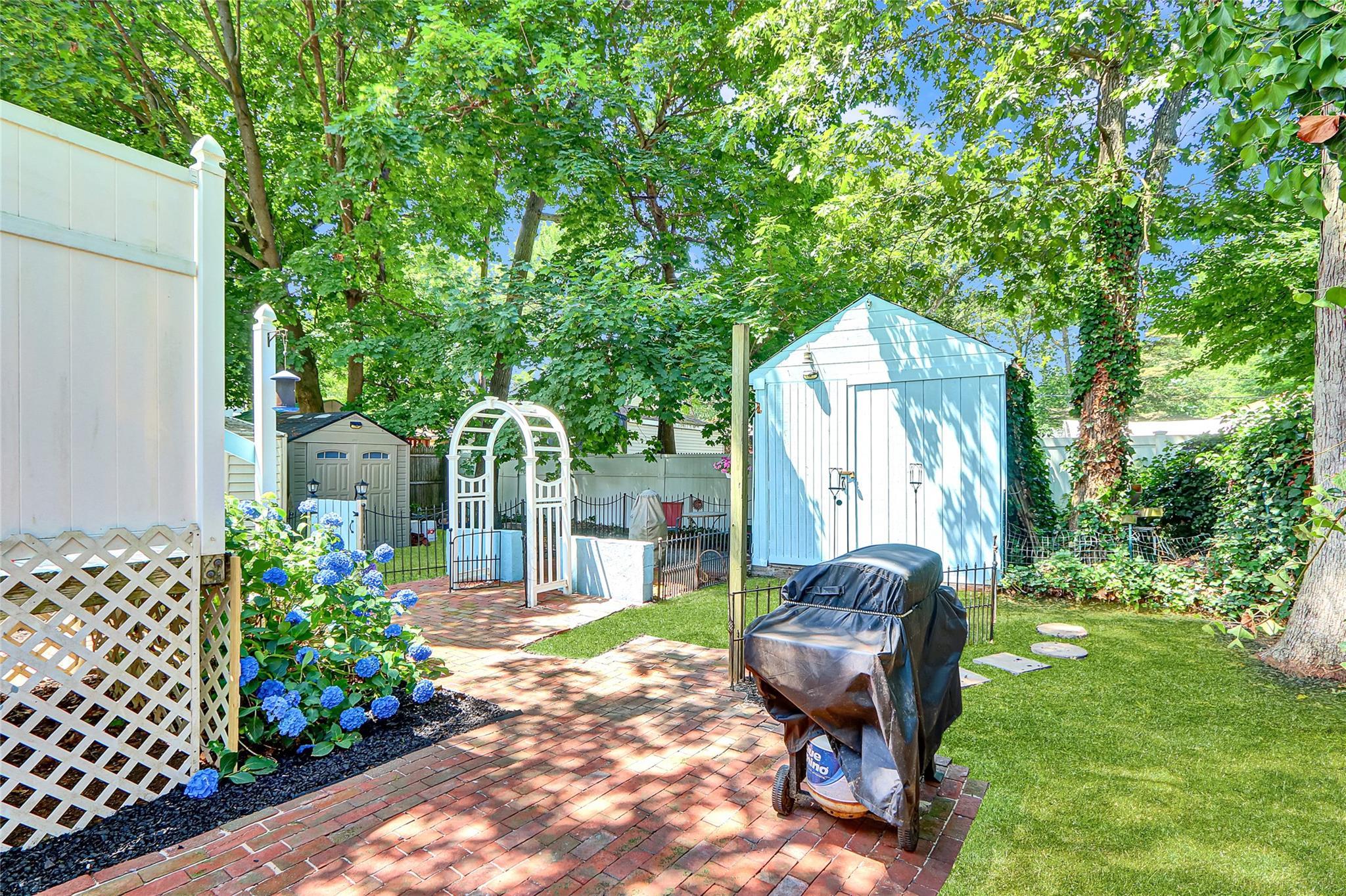 Single Family Dewey  Suffolk County, NY 11776, MLS-885898-20