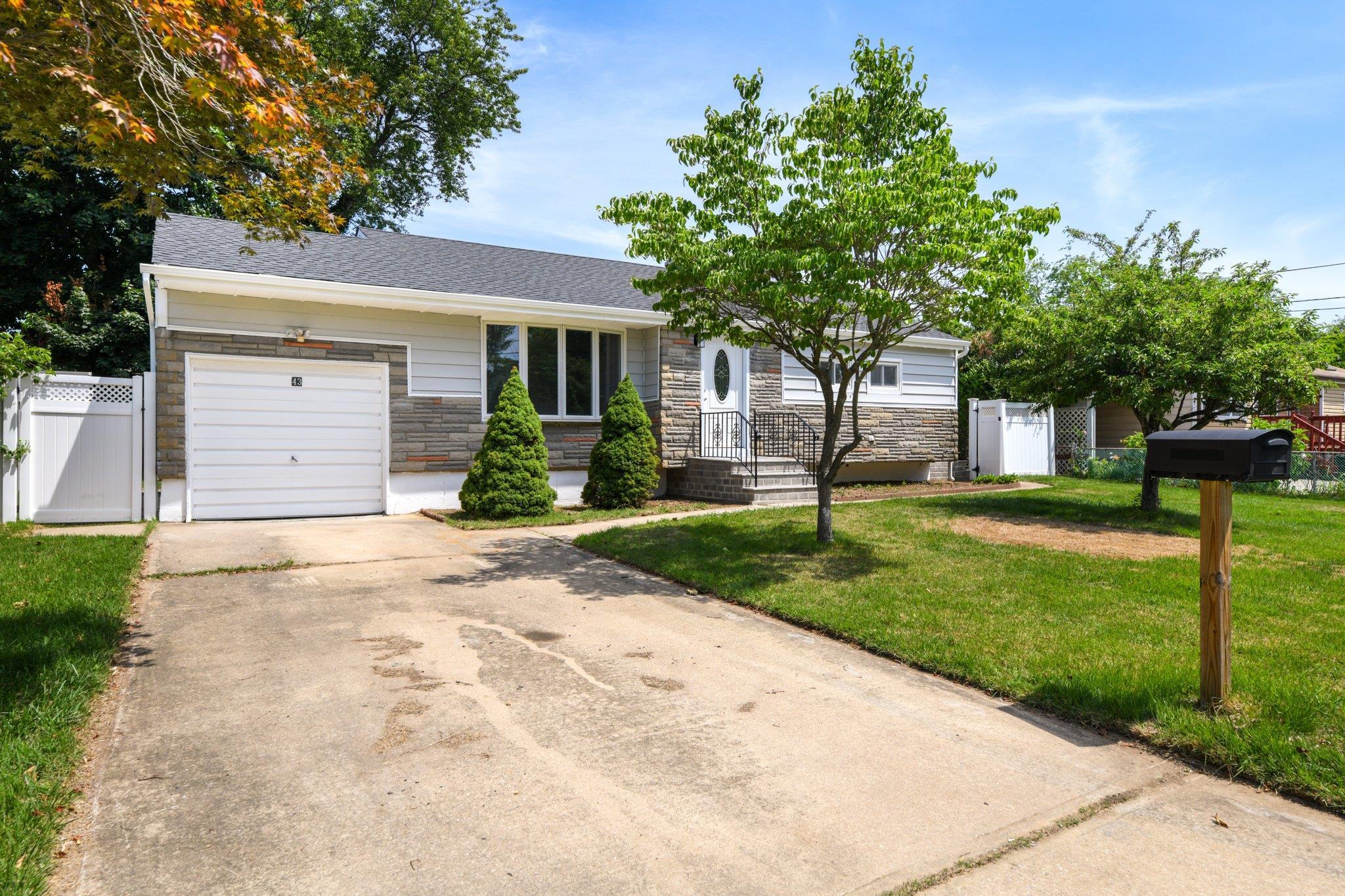 Single Family Walton  Suffolk County, NY 11717, MLS-885940-4