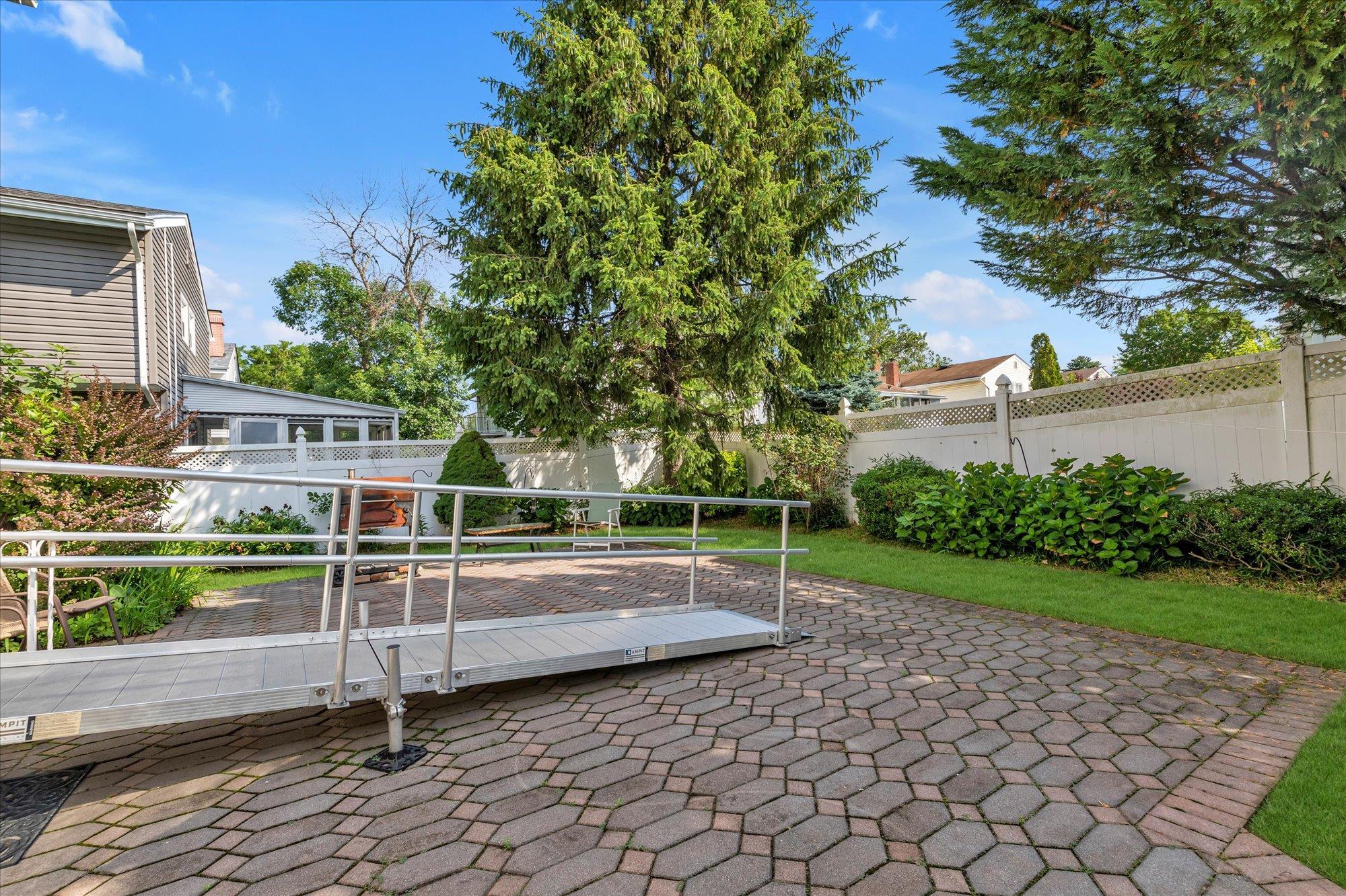 Single Family 233  Queens, NY 11363, MLS-885948-22