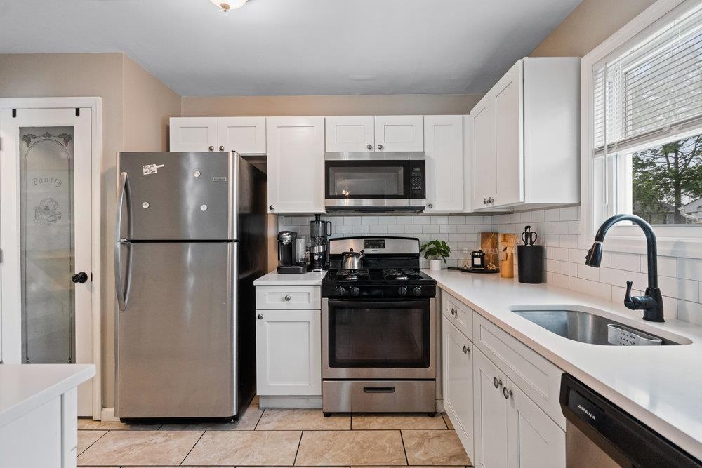 Single Family Oak  Suffolk County, NY 11722, MLS-885975-7