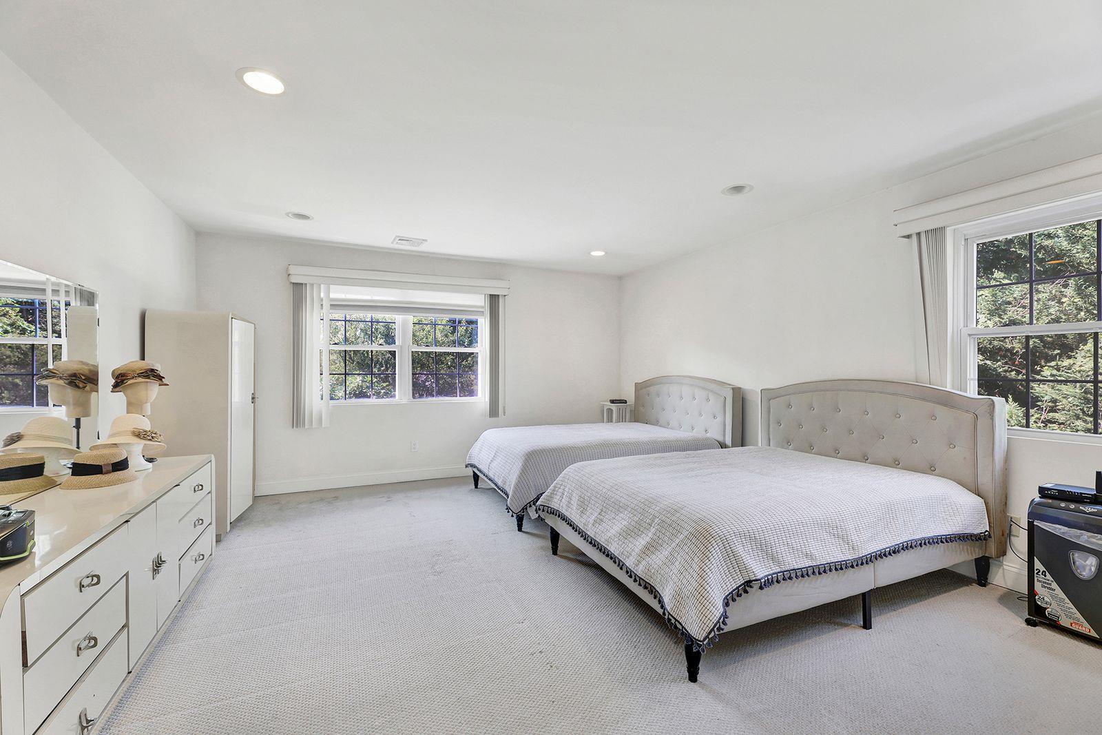 Single Family Burnham Nassau County, NY 11577, MLS-886011-10