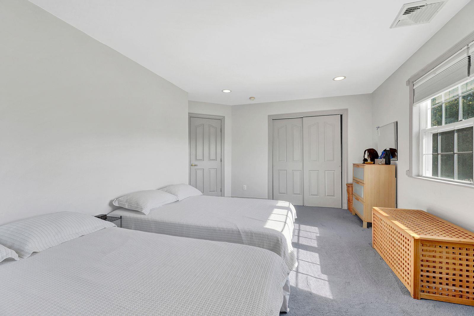 Single Family Burnham Nassau County, NY 11577, MLS-886011-12