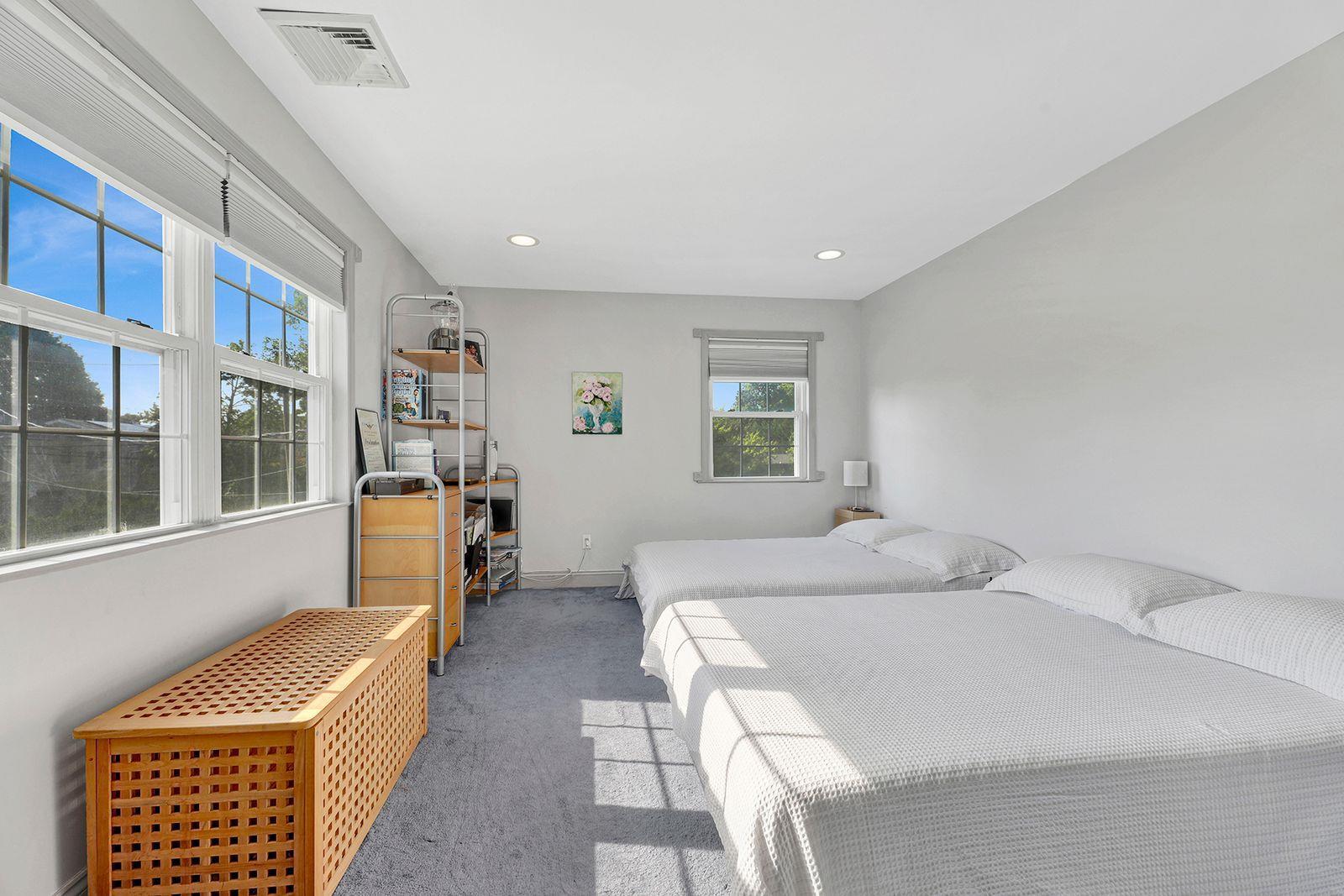 Single Family Burnham Nassau County, NY 11577, MLS-886011-13