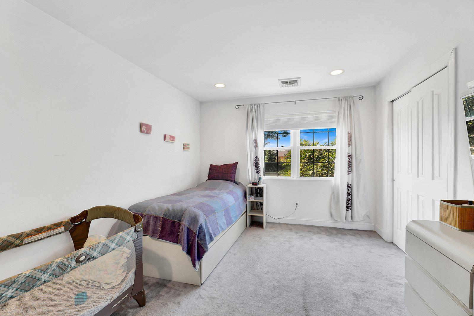 Single Family Burnham Nassau County, NY 11577, MLS-886011-16