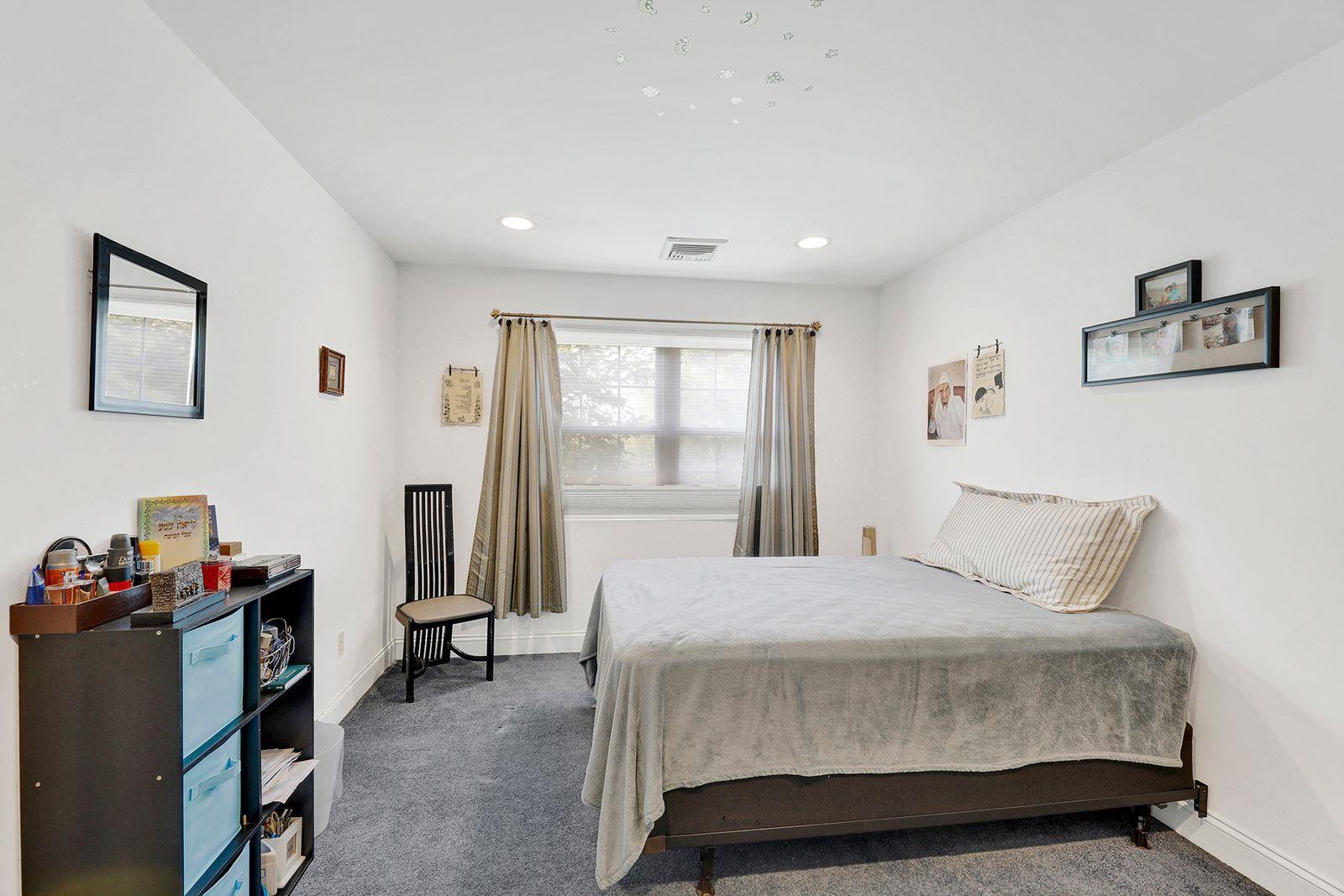 Single Family Burnham Nassau County, NY 11577, MLS-886011-17