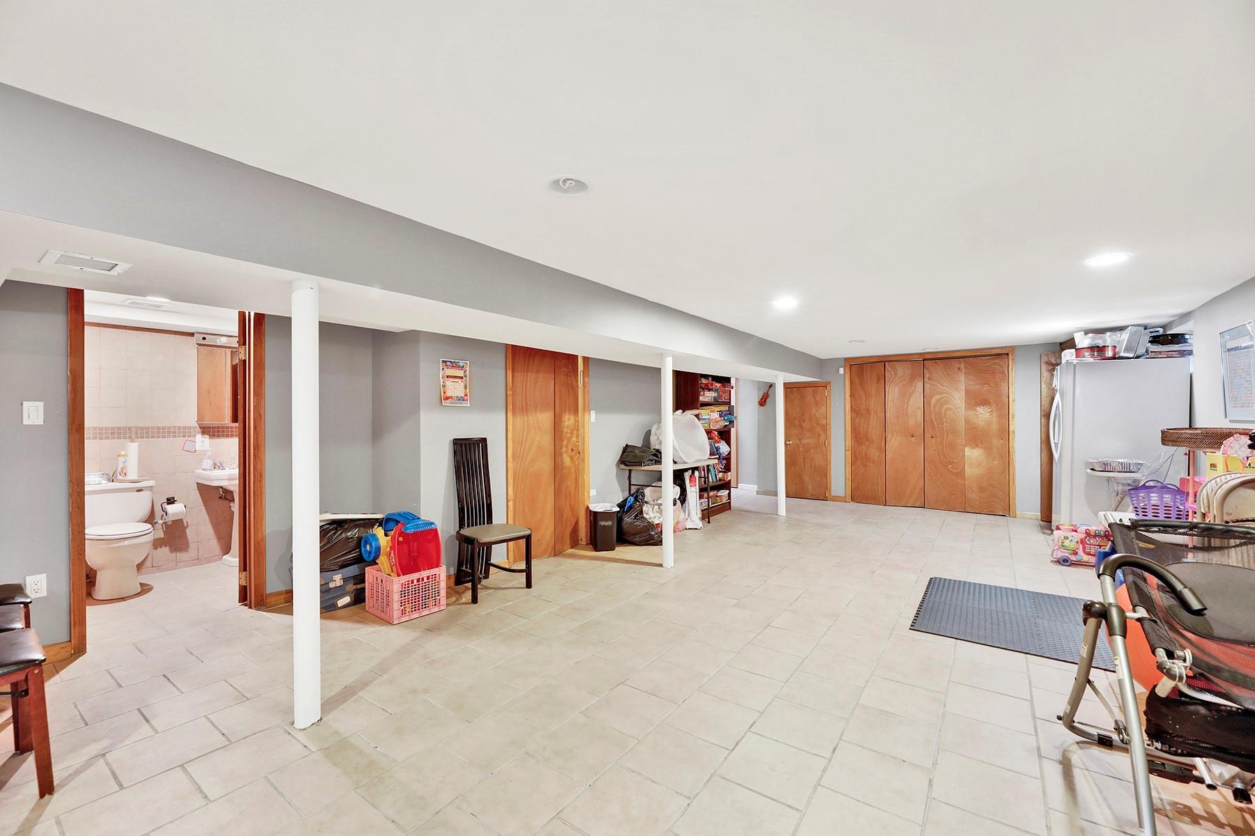 Single Family Burnham Nassau County, NY 11577, MLS-886011-21