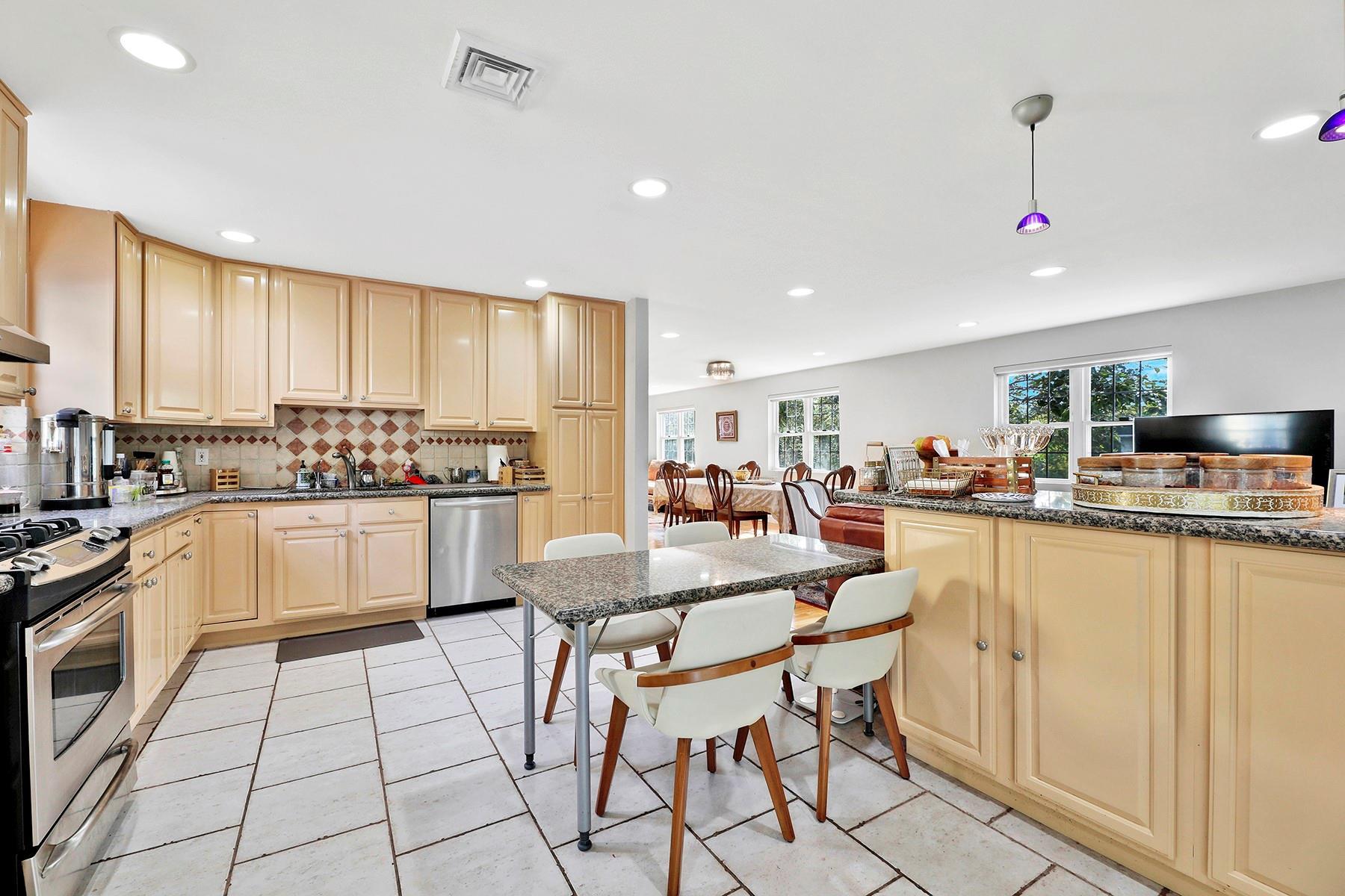 Single Family Burnham Nassau County, NY 11577, MLS-886011-7