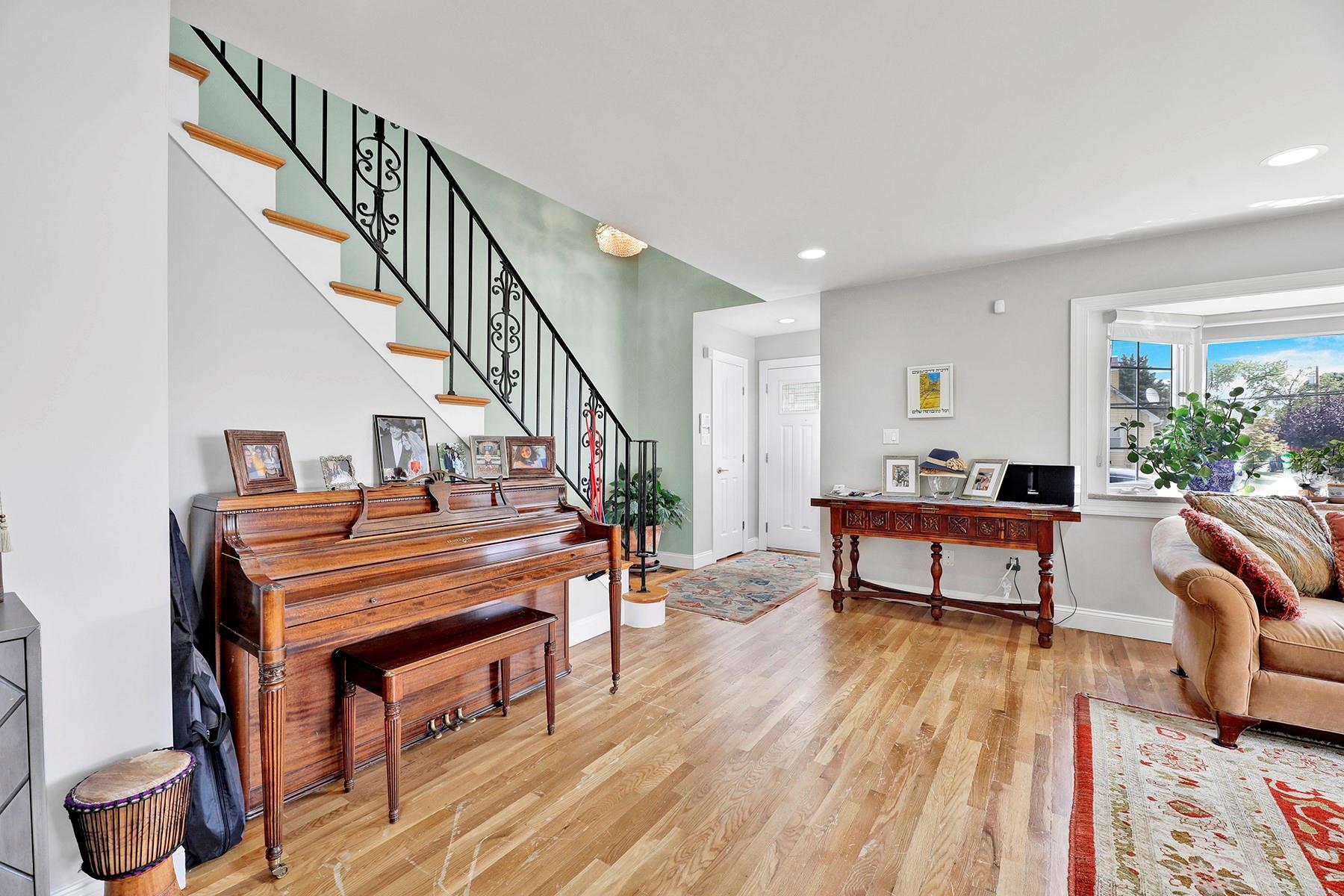 Single Family Burnham Nassau County, NY 11577, MLS-886011-9