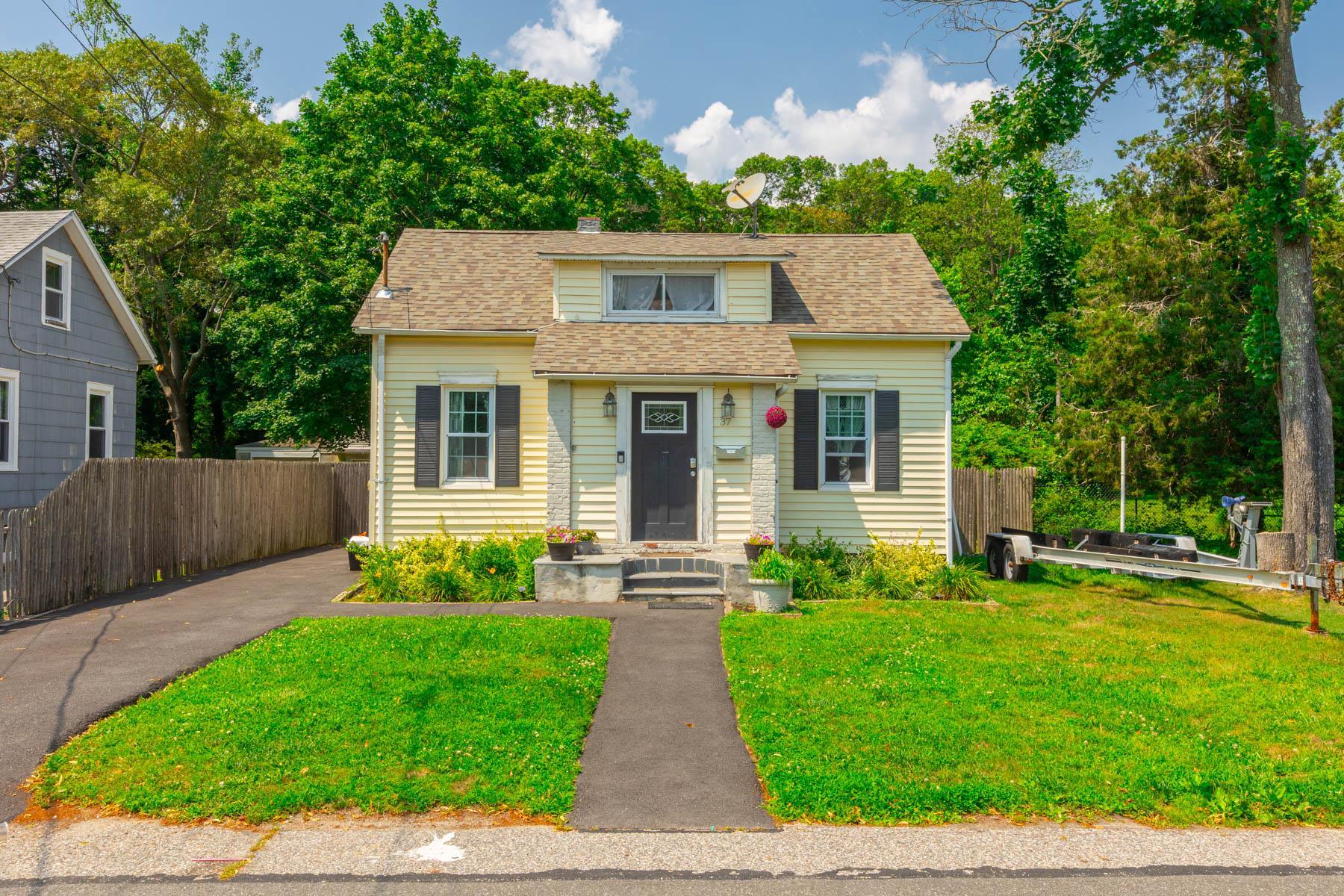 Single Family Andrew  Suffolk County, NY 11752, MLS-886086-2
