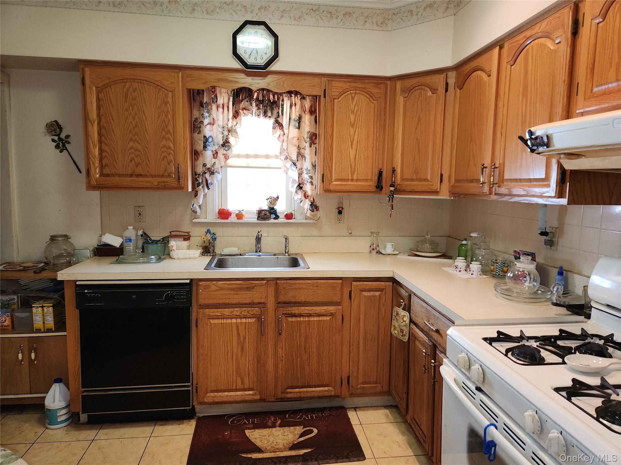 Single Family Argyle  Nassau County, NY 11580, MLS-886292-6